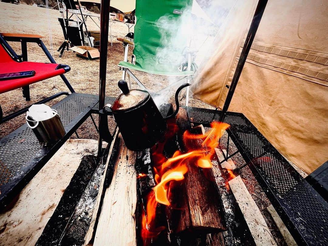 森恵さんのインスタグラム写真 - (森恵Instagram)「コンロより薪の方が お湯が沸くの、早い。 特別な訓練を受けた沸かし方なので、 真似しないでください！  #冬キャン #camp #coffee  #おはよー」2月8日 8時28分 - morimegumi_official