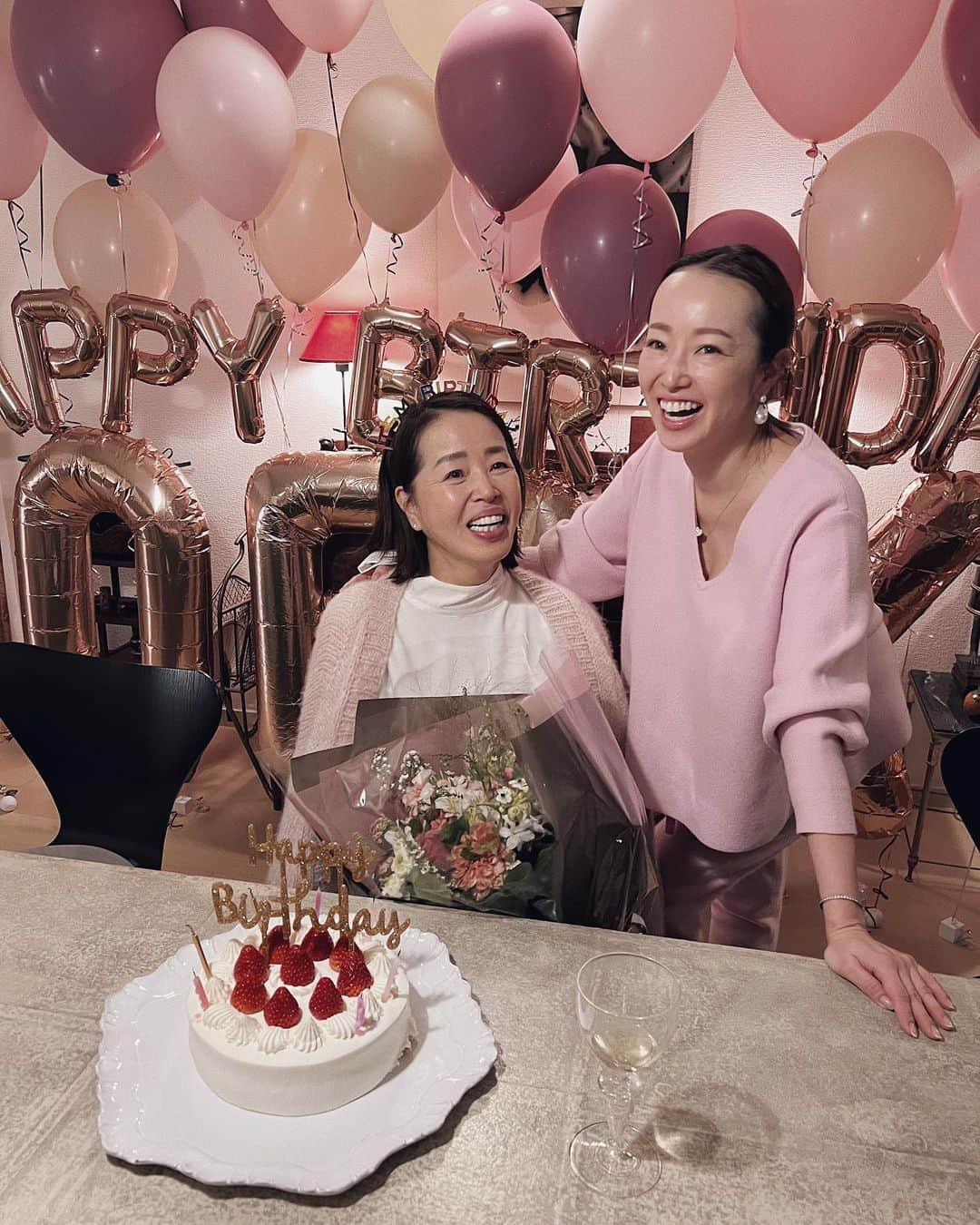 翁安芸さんのインスタグラム写真 - (翁安芸Instagram)「Happy Birthday to the most influential woman in my life, my beloved mom @nobukoaspen 💗  You fill my days with joy and laughter. Knowing that you are in my life brings me nothing but happiness..I hope you know that I love you so much💓   Thank you for all her amazing friends especially @yuki_shunkohsha @wakanozawa @ryunosuke_aoyagi for organizing a surprise birthday party for her🥳💖 💕  Love Aki  #happybirthday #nobukokang #thebestmom #お誕生日おめでとう」2月8日 9時43分 - akinyc