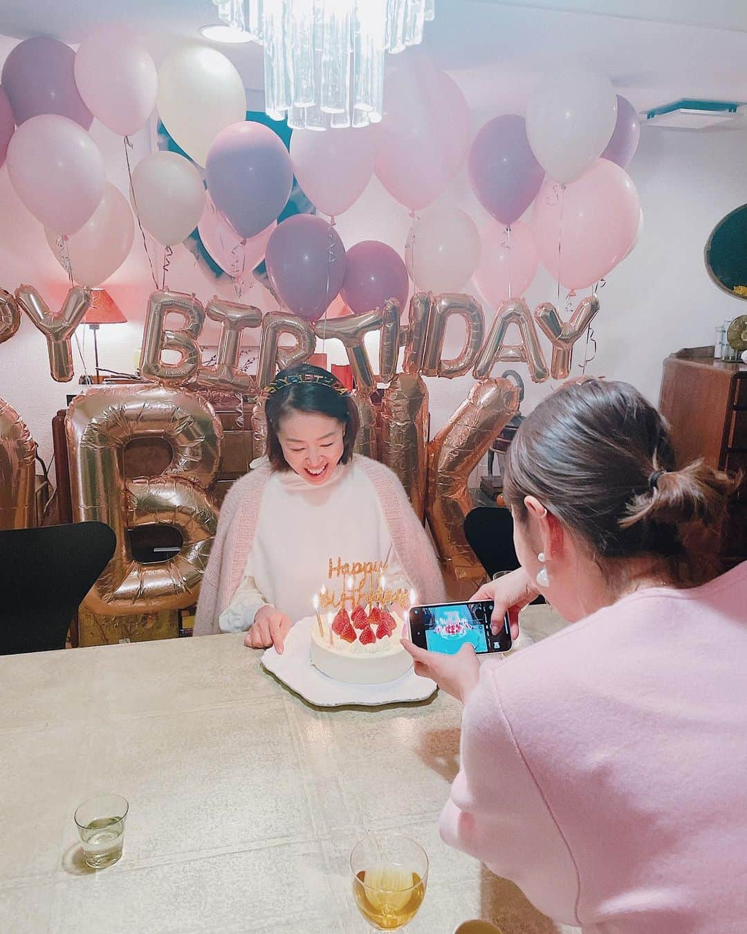 翁安芸さんのインスタグラム写真 - (翁安芸Instagram)「Happy Birthday to the most influential woman in my life, my beloved mom @nobukoaspen 💗  You fill my days with joy and laughter. Knowing that you are in my life brings me nothing but happiness..I hope you know that I love you so much💓   Thank you for all her amazing friends especially @yuki_shunkohsha @wakanozawa @ryunosuke_aoyagi for organizing a surprise birthday party for her🥳💖 💕  Love Aki  #happybirthday #nobukokang #thebestmom #お誕生日おめでとう」2月8日 9時43分 - akinyc