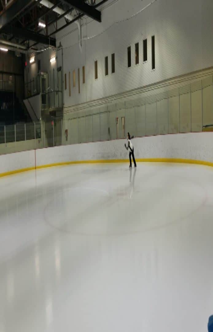 リュボーフィ・イリュシェチキナのインスタグラム：「Sliding into this week 😜 When work has some fun to it ☺️  #skating #figureskating #iceskating #fun」