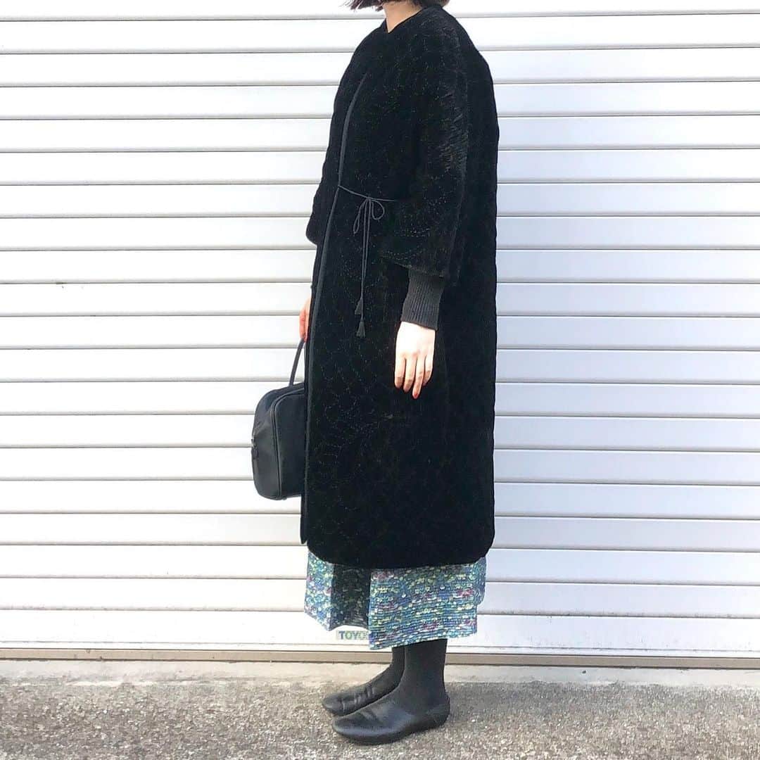 _mar_.imのインスタグラム：「今季お迎えしたTOWAVASE の刺繍ベルベットコート🧥 小さいころからベルベットという素材がなぜか好きで。 .  手触り？ちょっとおめかしした特別な気持ちもなれる感触.... ぬめっとした柔らかさ、やっぱり好きです！ .  coat #TOWAVASE skirt #horrorvacui bag #artsandscience shoes #que_shoes  #ootdfashion #今日のコーデ#シンプルコーデ #coordinate#今日の服」