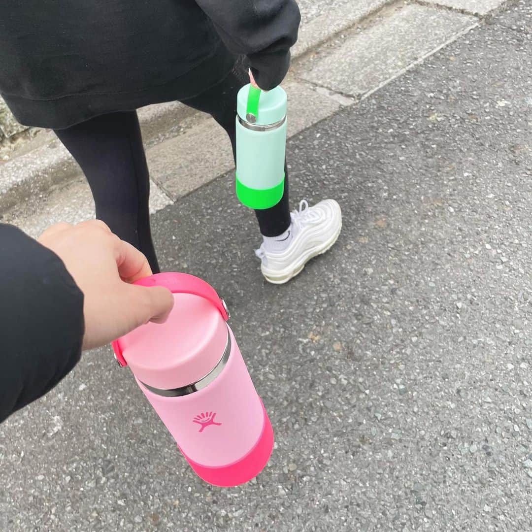 中林美和さんのインスタグラム写真 - (中林美和Instagram)「仕事前に娘とトレーニング。 お揃いの水筒持って、 最近アクティブな私たち…♡」2月8日 11時45分 - miwanakabayashi