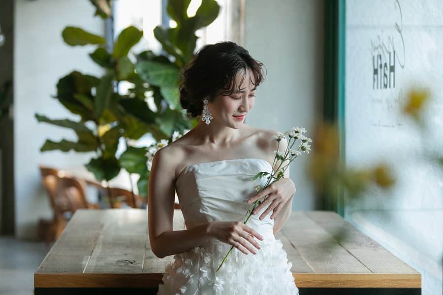 中島咲季のインスタグラム：「お気に入りショット💐  #ドレッシーズ花嫁 #ウェディングドレス  #dress #wedding #fiorebianca  dress : @dresses_weddingdress 🤍 hairmake: @sachikoitose mom🤍 photo : @todomiyuki @__23films 🤍 dress： @fiorebianca_wedding 🤍」