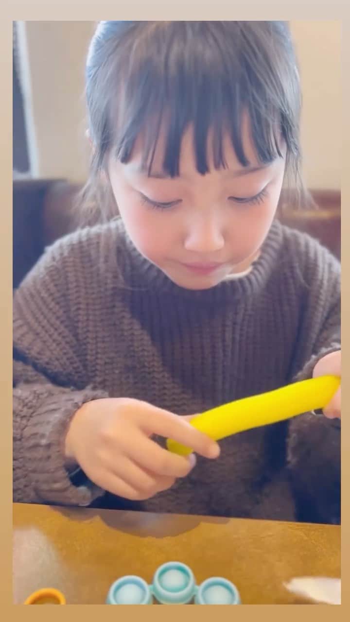 Kyooonのインスタグラム：「#やめろやシリーズ ⁡ あいかわらず 姉妹揃って変なことばかりするのなんなんでしょう☺️ ⁡  いつも和ませてくれてありがとう♡  #姉妹#4歳差姉妹#変顔#変顔シリーズ」