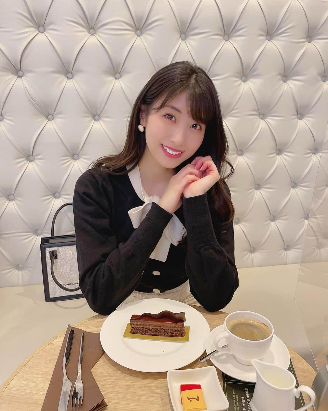 のインスタグラム：「久しぶりのカフェ投稿🍰☕️ . . #六本木ヒルズ にある #ラメゾンデュショコラ に行きました🍫濃厚チョコレートケーキを食べたよ♡ . . 店内も可愛くておしゃれで、他のメニューと全部美味しそうでまた行きたい……！バレンタインも近くなって来たしチョコレート屋さん巡りしたい🥰🥰💗 . . #チョコ好き #チョコレート #チョコレートケーキ #チョコレート中毒 #チョコレート専門店 #チョコ専門店 #バレンタイン #valentine #バレンタインチョコ #バレンタインデー #バレンタインチョコレート博覧会 #lamaisonduchocolat #六本木カフェ #六本木グルメ #六本木ヒルズ #roppongihills #roppongi #tokyo」