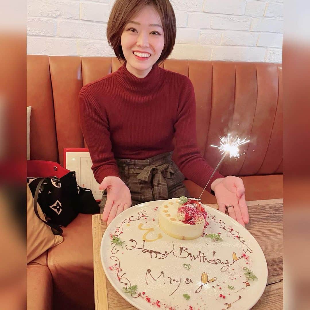 七輝かおるのインスタグラム：「2022/02/08  10の位が変わりまして、無事30歳になりました🙋‍♀️‼️✨  いやー、早い😂😂  歳を重ねることに抵抗はないというか、割と楽しみにしている？タイプなので、30代も楽しみたいと思います😆✨ でも退団以来何もしてないので、さすがにそろそろ運動しなきゃ、、、笑  いくつになっても、出会ってから何年経っていても おめでとう🎉と連絡をくれる方々がいるのは本当にありがたいことだなーと今年もしみじみ思いました🙇‍♂️  連絡下さった皆さんありがとうございました🥺❤️  これからも宜しくお願いします😚✨  #20220208#30代突入 #夫のカメラセンス #壊滅的w 人のこと言えないけど何回見てもひどいな🤣🤣笑」