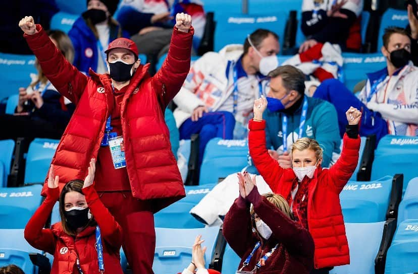 カーステン・ムーア＝タワーズさんのインスタグラム写真 - (カーステン・ムーア＝タワーズInstagram)「Side by side cheering 🇨🇦 📸 @danielleearlphotography  • #beijing2022 #olympics」2月8日 21時26分 - kirsten_mt