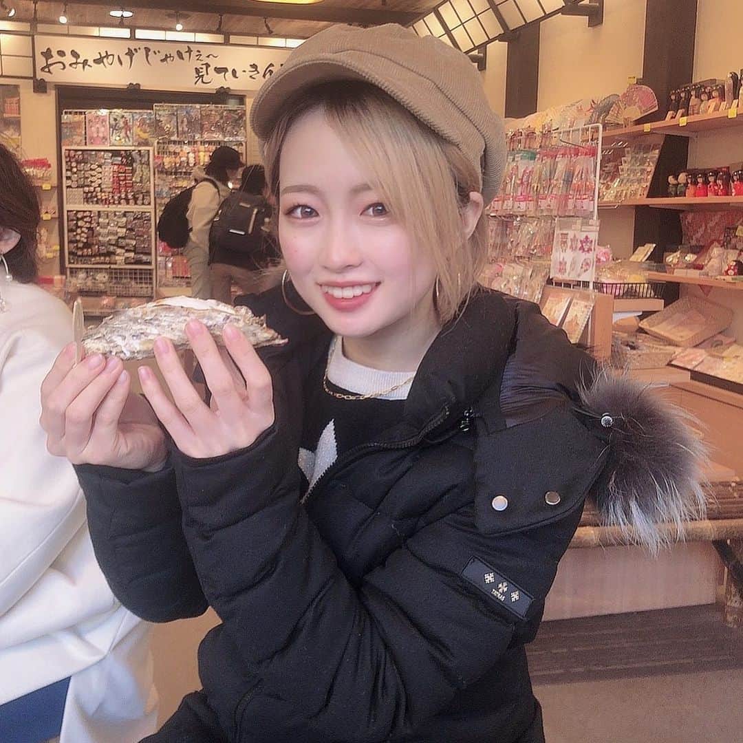 下川琴戸音のインスタグラム：「・ ・ 広島で牡蠣食べた時の〜🦪！ ㅤ 牡蠣、今まで食わず嫌いだったみたい！！！！ 焼いてるの見て食べたくなって挑戦してみた😳✨ そしたらうますぎて…🤤♥️ バター醤油だっけな めっちゃうまかった〜💕 味噌レモン🍋てのも食べた！ 何かけて食べるのがおすすめ？？ ㅤ なおきと牡蠣行こうって言ってたけど 行けず🥲また来年は一緒に牡蠣食べにいこーね😊🤍 ・ ・ ・ #広島グルメ #広島観光 #牡蠣」