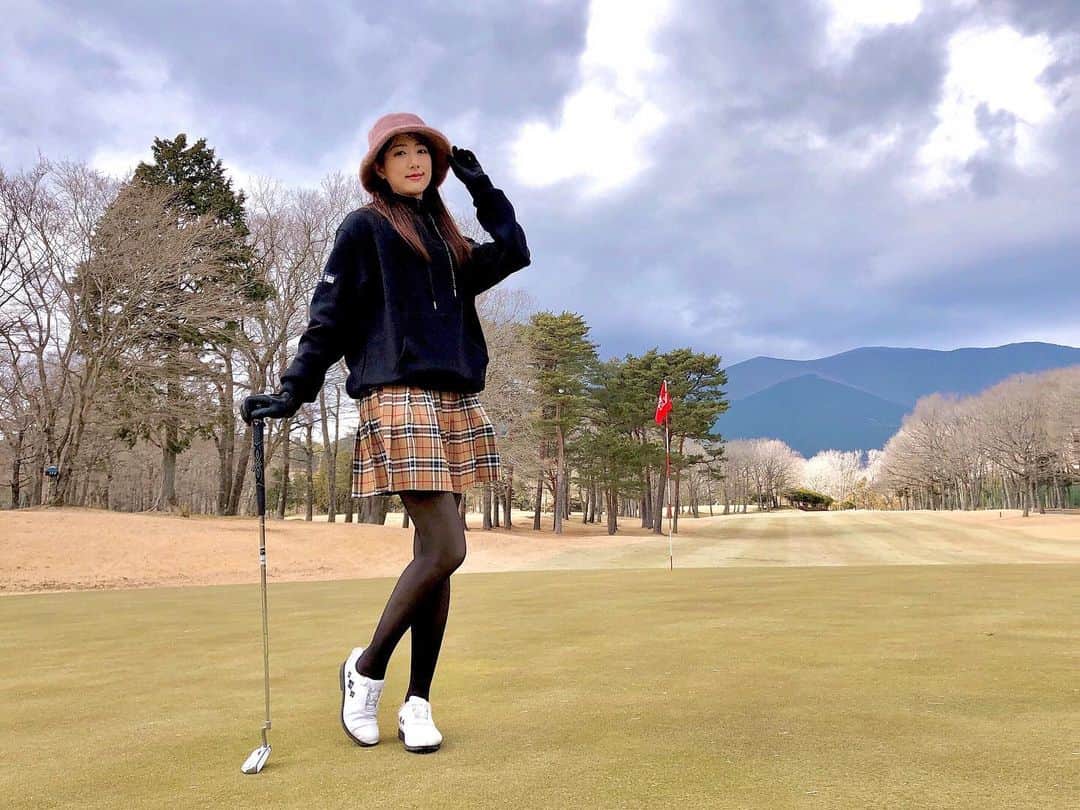 のインスタグラム：「次は晴れた日にラウンド行きたいな〜😌⛳️ この日の様子はYouTube【もよこちゃんねる】で🎥✨  明日は自主練に行こう‼️ かわいい冬のウエアもっとほしい〜🥺💕　  この時寒すぎてウォリアーズのパーカー羽織りました🏀ww  TSK『ゴルフ★パラダイス』毎週あさ6:30〜放送中⛳️✨  全国放送はゴルフネットワークで毎週水曜23:30〜 BS12は土曜あさ6:00〜  みてねーっ💓  #ゴルパラ#ゴルフ#ゴルフウエア#ゴルフ女子 #富士国際ゴルフ倶楽部 #ラウンド#島根#kissonthegreen#nba」