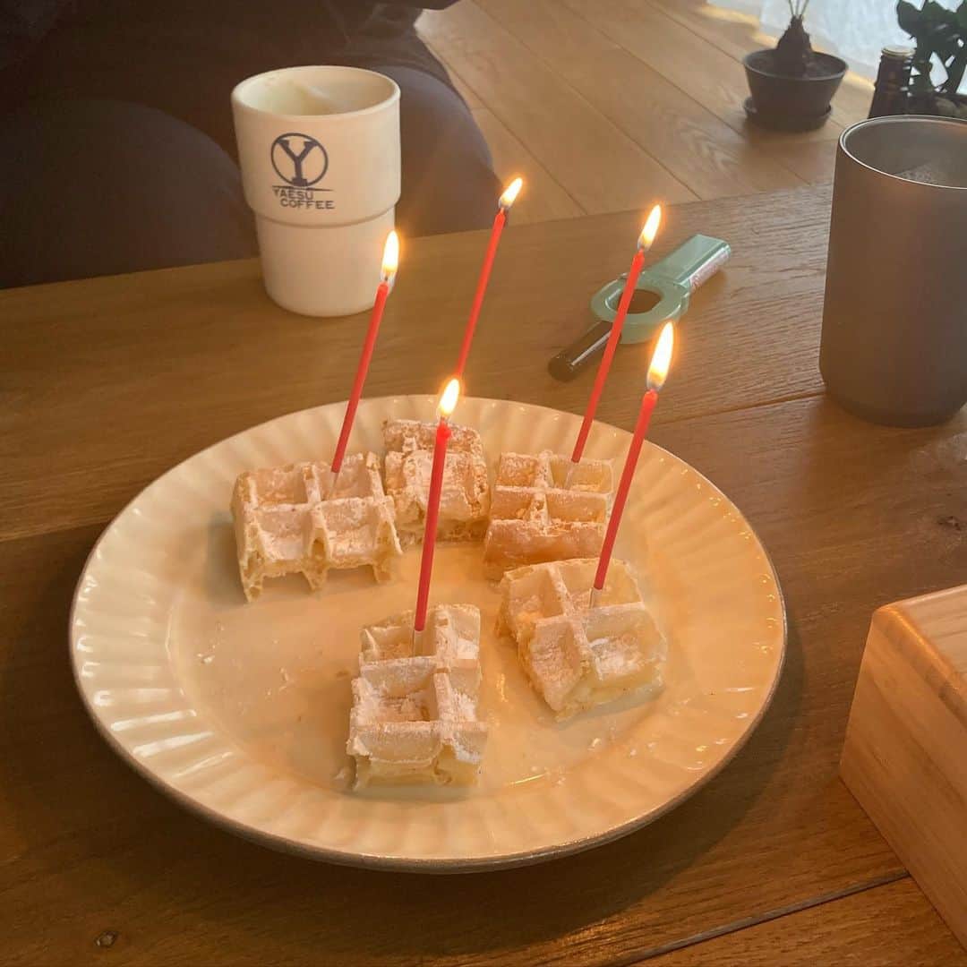 草野美木のインスタグラム：「こういう武骨に刺さってるろうそく好き…（ケーキも食べました）」