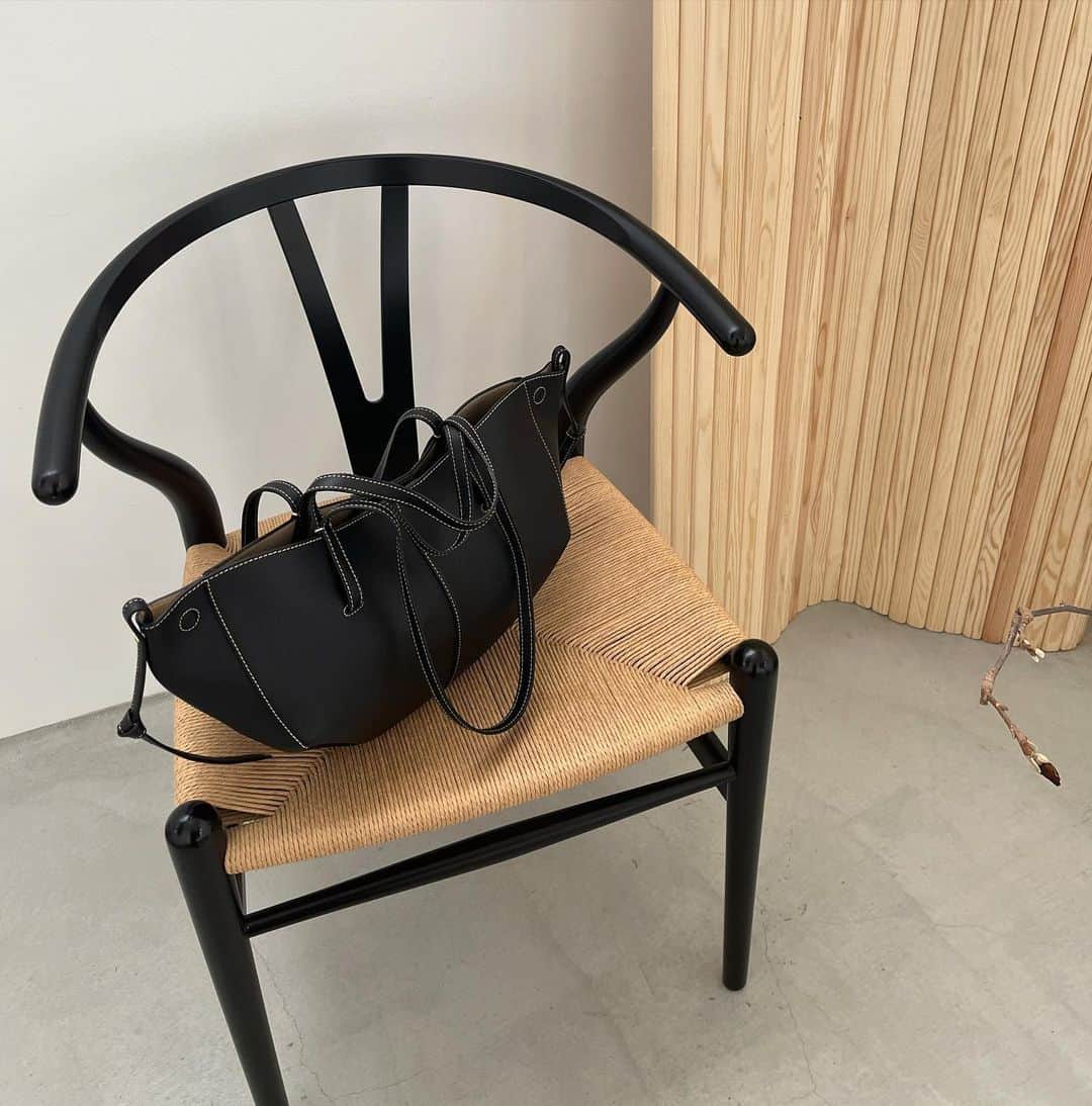 のインスタグラム：「最近出番多めのbag🖤」