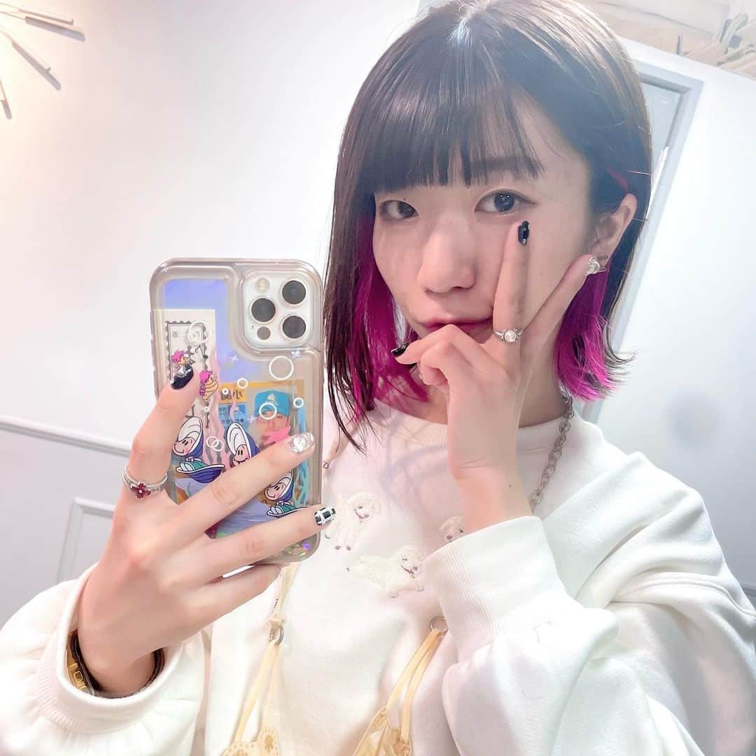 ぱいぱいでか美のインスタグラム：「髪の毛！ . この前メンテいってきた！ インナーカラーがバシッと入るとやっぱ気分が良いですね〜💗 全体の色味を本当はブルーブラックとかにしたかったんだけど 今までの履歴があるから青み出すのが難しくて ブルーブラックなんだけどアッシュ感もある…… 絶妙な感じに中田さんにしてもらいました🖤💙 長さはちょっと結べるくらいが最近の気分なのでそんなに切らず。 来月にはまたいつも通りのピンク系と短めのボブにすると思うけど やっぱ今月は青を取り入れていかないとね…… 何故なら２月は小関舞さん月間だからです💙🧵🧢🦋🐬🌏💧🫐🧊🥏🎽🪁🚎🌃💎🧿📘🖌」