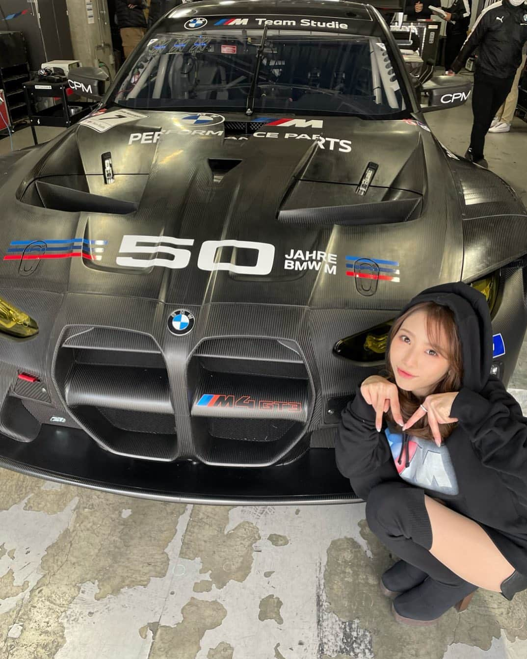 朝比奈果歩さんのインスタグラム写真 - (朝比奈果歩Instagram)「昨日は #BMWM4GT3 のシェイクダウンにお邪魔してきましたー💙！！ 、 もうやっとM4GT3と会えてテンション上がった(*´꒳`*)🌸 、 、 昨シーズンTeamStudieのマシンであるM6よりもワイドな彼は存在感がしゅごい…！ それでいてスタイリッシュでスポーティーさもあってたまらんんんん 、 張り出したフロントフェンダーがとてもすこ。 、 、 富士のメインストレートを走り抜ける姿は一際存在感があってもう推しでしかない。 シーズン開幕が待ち遠しい🥺🥺🥺 、 、 、 新入りの私はTeamStudieのファンの皆様やチームの方たちにお会いするのは初めてだったので 内心ほんとは緊張してたんですが… 気さくに話しかけてくださってホッとしました(*´꒳`*) 、 、 モータースポーツが好きで、いい意味でBMWオタクなファンの皆様に負けじと立派なBMWオタクになるのが今年の抱負です（笑） 、 チームもファンの方々も本当に「ファミリー」って感じですごく素敵だなって思いました😊 そんなチームのレースクイーンとして今シーズン立てることを改めて光栄で幸せだなあって…💗 、 、 もちろんとてぃこ( @tomoko029 )が隣にいるっていう安心感は大きいよ🥰 本当に今シーズンが楽しみすぎるっ！！ 、 、 、 、 はやくサーキットでM4GT3とみんなに会いたいー❤️❤️❤️ 、 、 #BMWTeamStudie #SUPERGT #BMW  #シェイクダウン #サーキット #レースクイーン #Mパフォーマンス  #shakedown #circuit #m50 #mpower #racequeen #rq #M4GT3  #레이싱모델 #賽車女郎 #서킷 #模特 #车模 #照片」2月8日 21時57分 - kaho_asahina