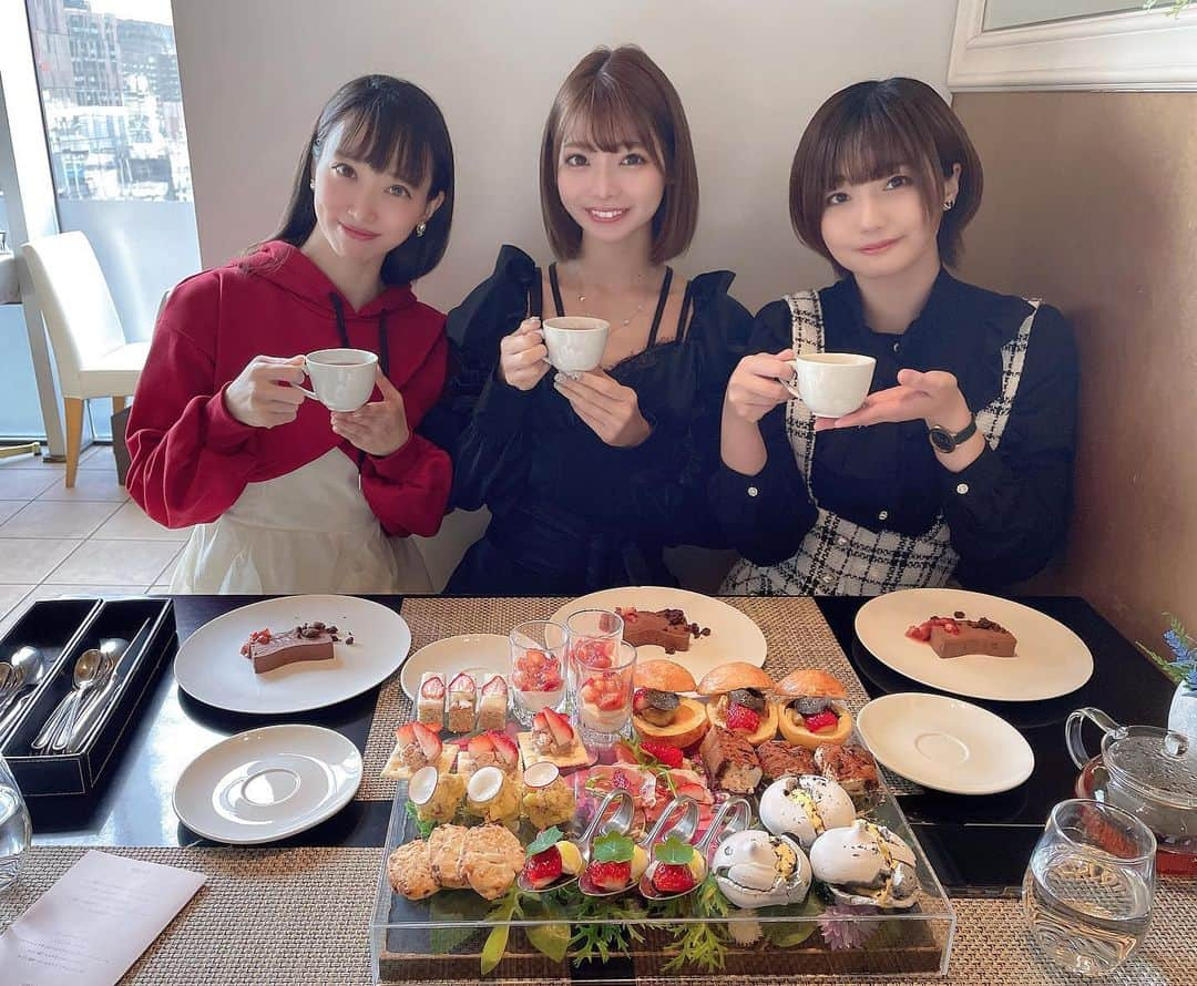 米倉みゆさんのインスタグラム写真 - (米倉みゆInstagram)「甘いものと女子トークはセットですね～🍓☕*° · · · · · · · · · #アフタヌーンティー #アフタヌーンティー巡り #カフェ #カフェ巡り #かわいい #かわいいカフェ #可愛いカフェ #インスタ映えスポット #インスタ映えスイーツ #インスタ映えカフェ #トリュフ #銀座カフェ #銀座ランチ #銀座グルメ #新橋グルメ  #新橋 #銀座 #苺スイーツ #美味しいお店 #meltthelady #sweets  #cafe  #tokyo #japanese  #black #strawberry  #smile  #followforfollowback  #likeforlikes  #love」2月8日 22時10分 - yone__miyu630