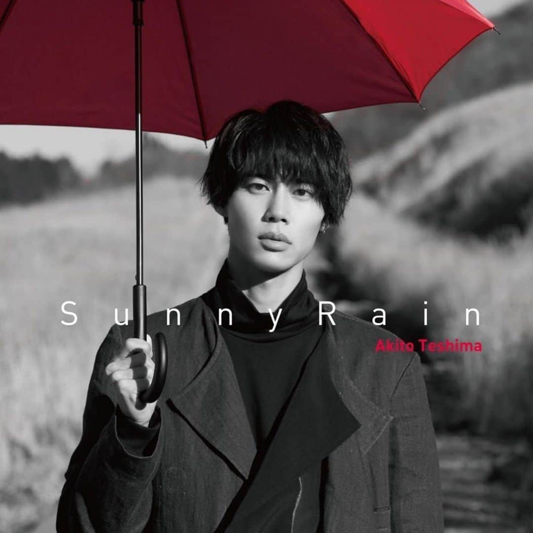 手島章斗さんのインスタグラム写真 - (手島章斗Instagram)「Coming soon...  2022年3月2日(水) 『Sunny Rain』Release  White ver/Black ver(2形態)  昨年配信した4曲+新曲  計5曲入りのミュージックフォトブック  #ミュージックフォトブック #sunnyrain #3月2日 #お楽しみに」2月8日 22時09分 - akito_solidemo_official