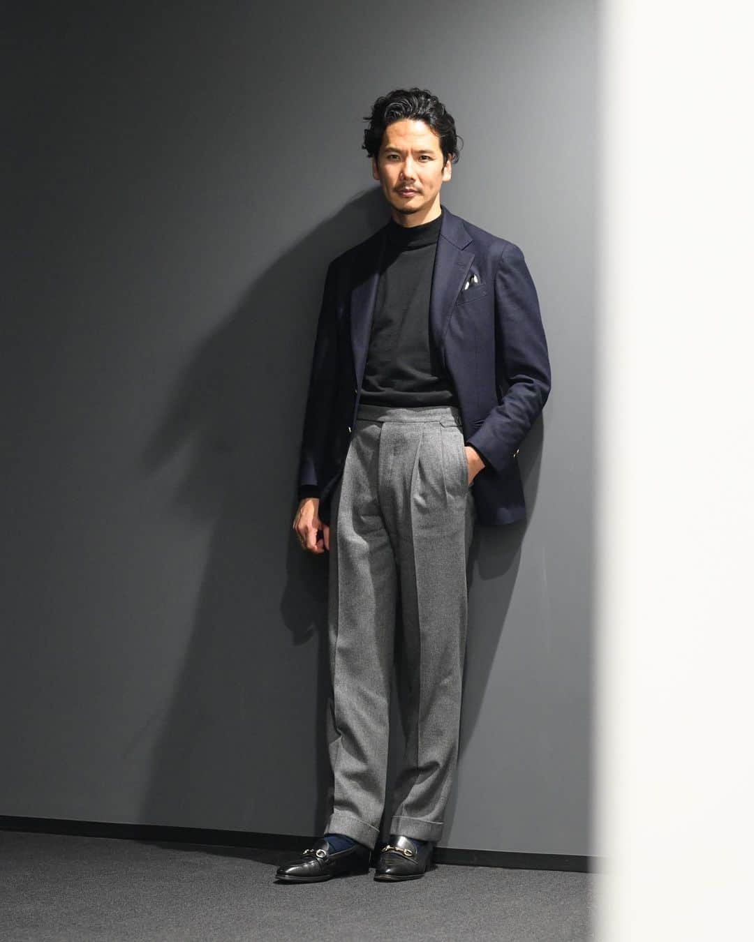 のインスタグラム：「"Just Simplicity" other shot◀︎◀︎◀︎swipe left 無駄のない限りなくシンプルなスタイリングだからこそ、自分の体に自然にフィットしているかが大切です。 Ph. @serizawa_ryosuke   【ITEM】 Jacket： @lecteur_official  Knit： @beams_f  Pocket Square： @ad56_official  Trousers： @pantalonaioosakuhayato  Shoes： @wh_official_orientalshoes ＋N  #beamsf #madeinjapan #blazerstyle #sartorial #menswearclothing」