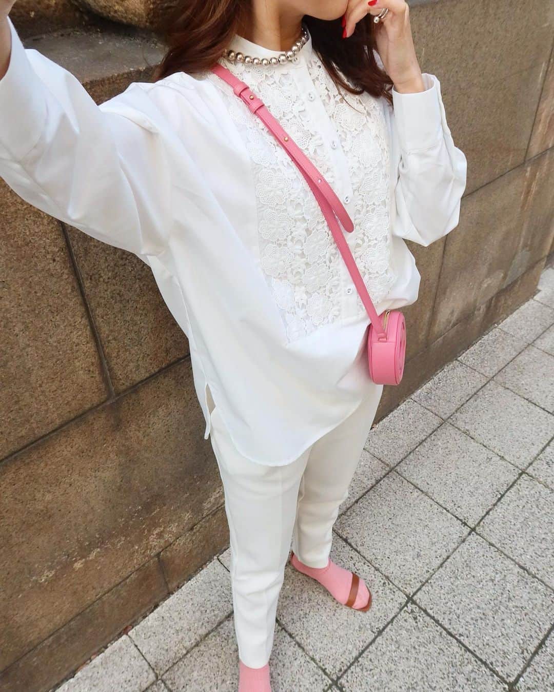 Mai Wakimizuのインスタグラム：「昨日はwhite×pinkで春めいてた♡笑 上下whiteなんて私にはレア過ぎるけど、なんだか今の気分はこんな感じのladyスタイル。3色ゲットしたので毎日級に履いてるボンディングパンツは本当シルエット神！笑 同じwhiteでもボンディングなので汚れがつきにくいのも愛用ポイント♡ブラウスについても沢山お問合せ頂いており、好評で嬉しいです＼(^o^)／発売は今週♡ tops:#linkable @linkable_official(今週10日発売予定) pants:#linkable @linkable_official」