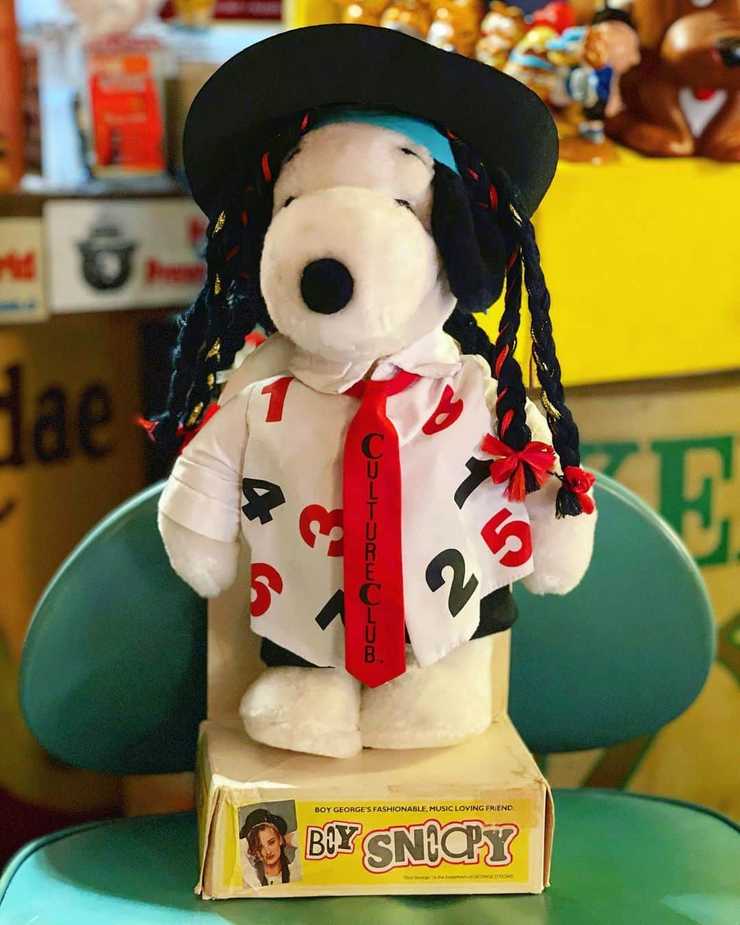 大川知英さんのインスタグラム写真 - (大川知英Instagram)「80's SNOOPY as BOY GEORGE of CULTURE CLUB plush doll🇺🇸 カマカマにイカしたスヌーピー 👨🏾 ボーイジョージってこの曲しかしらないけど コラボするのはお凄い人だ🧛🏻‍♂️ マイケルジャクソンあれば最高だな..upi🤡❗️ #snoopy#boygeorge#culturaclub  #plushdoll#80s#vintage#カマカマなデザイン #化粧おじさん#お凄い人#コラボ #マイケルジャクソンあれば良かった #upi#ずっぽし#amecajiboys#takatsubase  #アメトイ部#YouTube#captain」2月8日 13時59分 - zupposi_swamp