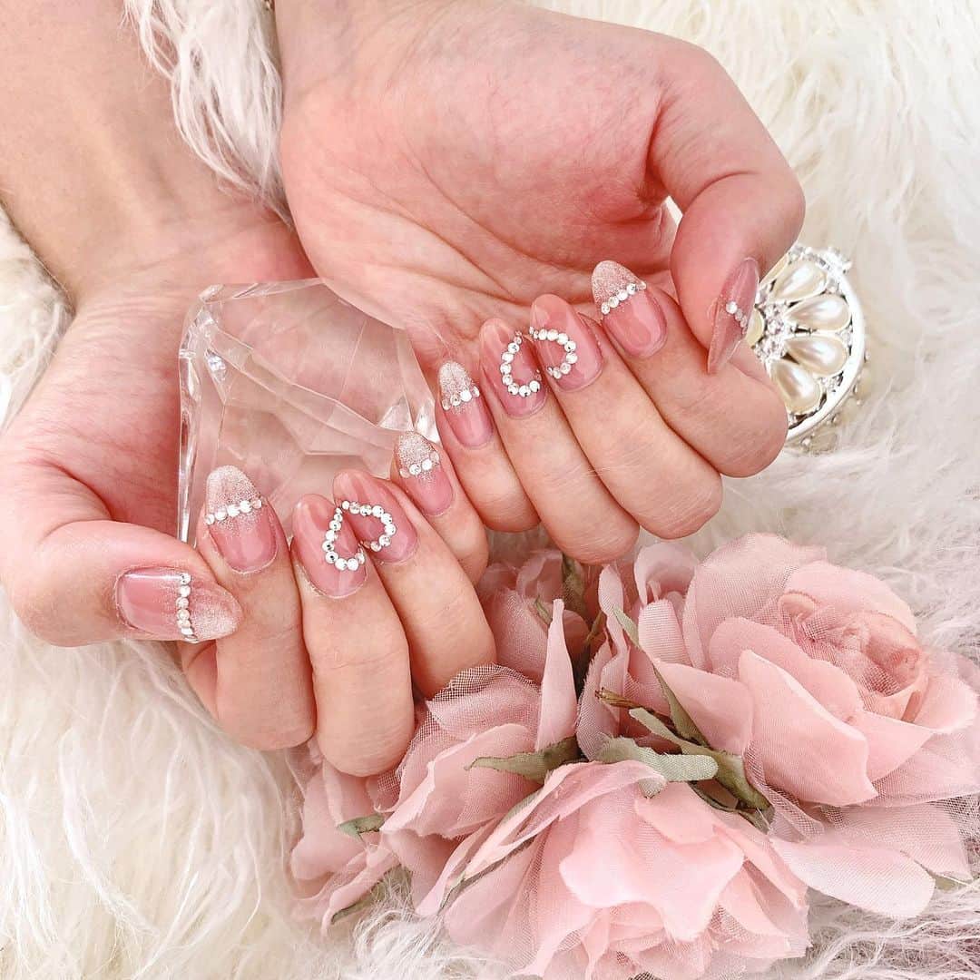 のインスタグラム：「【NEW💗NAIL】 . 池袋にあるネイルサロン💅 アンククロス池袋北口🧡で ( @ankhcross_nail ) ジェルネイルしてきたよー🧸🎀 . #ワンホンネイル にしました✌️💕 めっちゃ可愛くないですか⁉️😙 . 薬指と中指を重ねるとハート💓に なるしヌーディな色味もかわいい‼️ . 爪先もマグネットのグラデになってて キラキラしててお気に入り✨ すのうちさんありがとうございます🐶🍖🍖💕 ( @ankhnail_suno8 ) . もうすぐバレンタインだし🍫 バレンタインっぽいハートもお気に入りです☺️👍 . #ネイル #ネイルデザイン #トレンドネイル  #NAIL #nails #nailart #naildesign  #アンククロスネイル #ankhcrossnail  #ワンホンネイル #中華ネイル #中国ネイル #ハートネイル #ヌーディーネイル  #シアーネイル #マグネットネイル  #バレンタインネイル #网紅 #ワンホン」