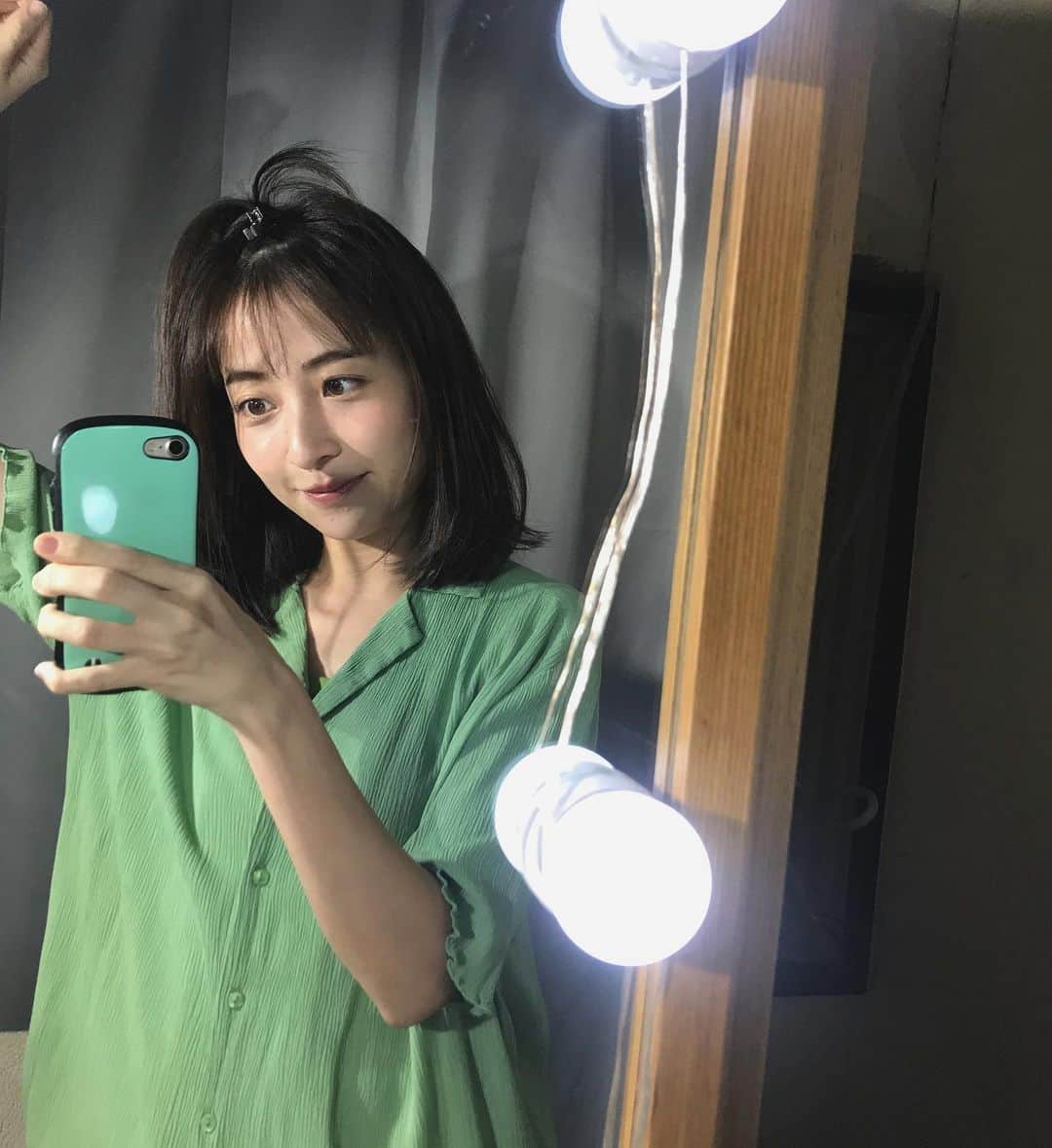 日比麻音子のインスタグラム：「日比史上、 こんなに爽やかに目覚めたことは ありません。  FLASHさん、撮影時のオフショット📸 かわいいパジャマ嬉しかったな🍃 普段はもちろんジャージ一択です。  ネット記事はまだ見てもらえるようです！  #FLASH #オフショット #出発までは最短5分 #寝癖は芸術レベル」