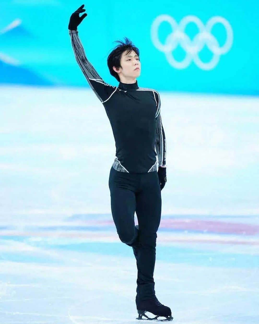 エフゲニー・プルシェンコさんのインスタグラム写真 - (エフゲニー・プルシェンコInstagram)「With four Olympic games on my back , I just wanna say one thing, Yuzuru Hanyu,you are an incredible athlete.  Your dedication to the world of Figure skating is priceless. I wish you to skate day after tomorrow,with freedom and confidant.You are already Yuzuru Hanyu!!! 💪🏻 What a great competition for all Olympian boys.  Good luck to all skaters and to my Russian team.💪🏻」2月8日 15時01分 - plushenkoofficial