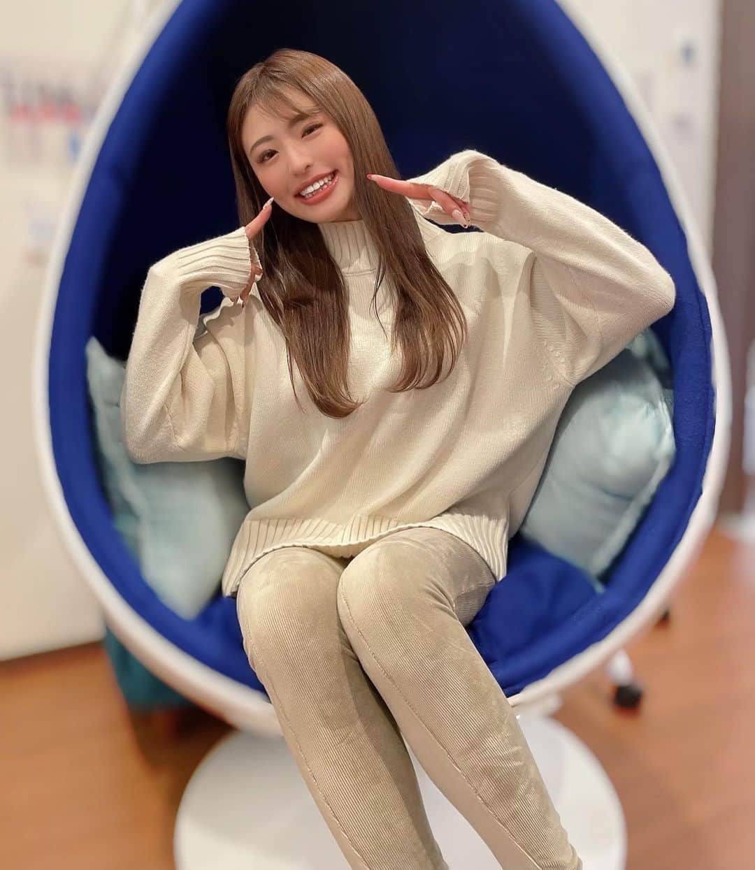 MIYABIのインスタグラム：「@platinum_beauty_ginza さんにてホワイトニングして頂きました🪥✨  ミヤビは大人気のプレミアムコース受けてきたよぉ🦷🌼  30分でこんなにも白くなるなんて🥺 なんで今までやらなかったんだろう。と後悔😵  個人差はあると思うけど、効果も出るの早いし、歯ってすごく印象が変わるから、迷ってる方には是非オススメしたいっ💖  これからもニッコリスマイルたくさんお届けできるように、また通いたいと思います😊💖  @aiko.to.arisa 美人さん方✨ 楽しい時間をありがとう御座いました🙇‍♀️  #ホワイトニング銀座」