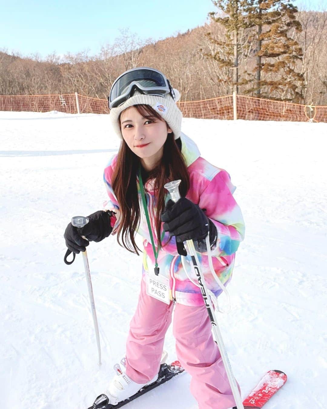 日比野友香のインスタグラム：「スキー女子💗💭❄️        〜ケーブルテレビ〜 【UP！アップ！ #関ガール シーズン2 】    ❄️⛷峰山高原リゾートスキー合宿🎿❄️  高校生ぶりのスキーだったけど、 めっちゃ楽しかった！！！  スタッフさん達が上手すぎるので、そっちに注目してください！（笑）            #スキー  #スキーウェア  #スキー女子  #スキー場  #スキー合宿  #峰山高原  #峰山高原リゾート  #雪  #雪景色  #雪山  #snow  #snowday  #snowwhite  #skiing  #skiingisfun  #冬  #winter  #wintersports  #ゲレンデマジック  #ゲレンデ  #関西  #ケーブルテレビ #イメージガール  #関ガール  #関西 #ケーブルテレビ  #巻き髪 #ヘアアレンジ #タレント  #グラビア  #グラビアアイドル  #グラドル」