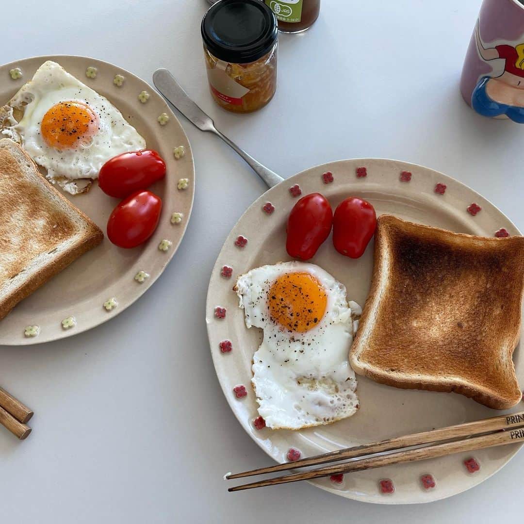 ひよんのインスタグラム：「🥣🥞  少しずつ自炊頑張ってる。🤣 パンは焦げた🥐 オンマのお皿はかわいい☺️💕」