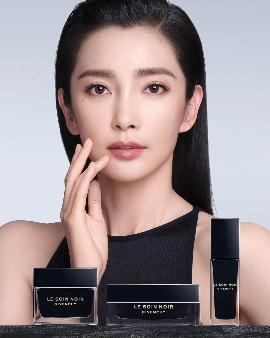 リー・ビンビン（Li Bingbing）のインスタグラム：「很高兴与纪梵希美妆一起，臻启黑能奢护，愈见年轻奇「肌」。  Glad to share my new role： Spokesperson for Le Soin Noir, the exceptional skincare ritual by Givenchy Beauty. Let us meet our ultimate light of youth together. @givenchybeauty #lesoinnoir」