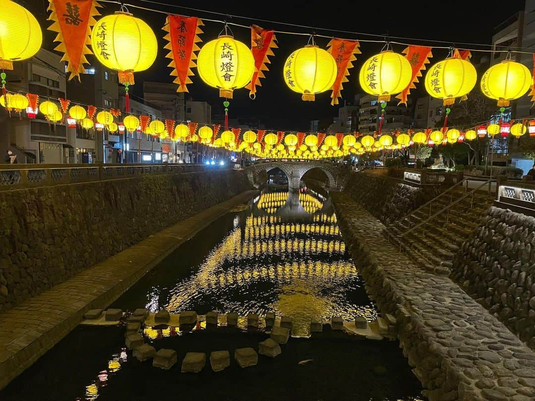 藤坂奈央のインスタグラム：「. 新型コロナのため中止となった 長崎ランタンフェスティバル🏮🥮 今月15日までランタンのみ点灯しています。 オブジェが見たいなあという気持ちもありますが このご時世、色んなイベントが中止になる中 季節を感じられてありがたい。 . 眼鏡橋は満月のような黄色のランタン💛 昼間はもちろん　 夜もあたたかみのある灯りで風情があります☺️ . . 3,4枚目は長崎に来て初めて見た 2017年のランフェスの様子。データが残ってました✨ .  #長崎ランタンフェスティバル #ランフェス  ※規模を縮小して、と書いていましたが 正しくは中止でした。すみません…」