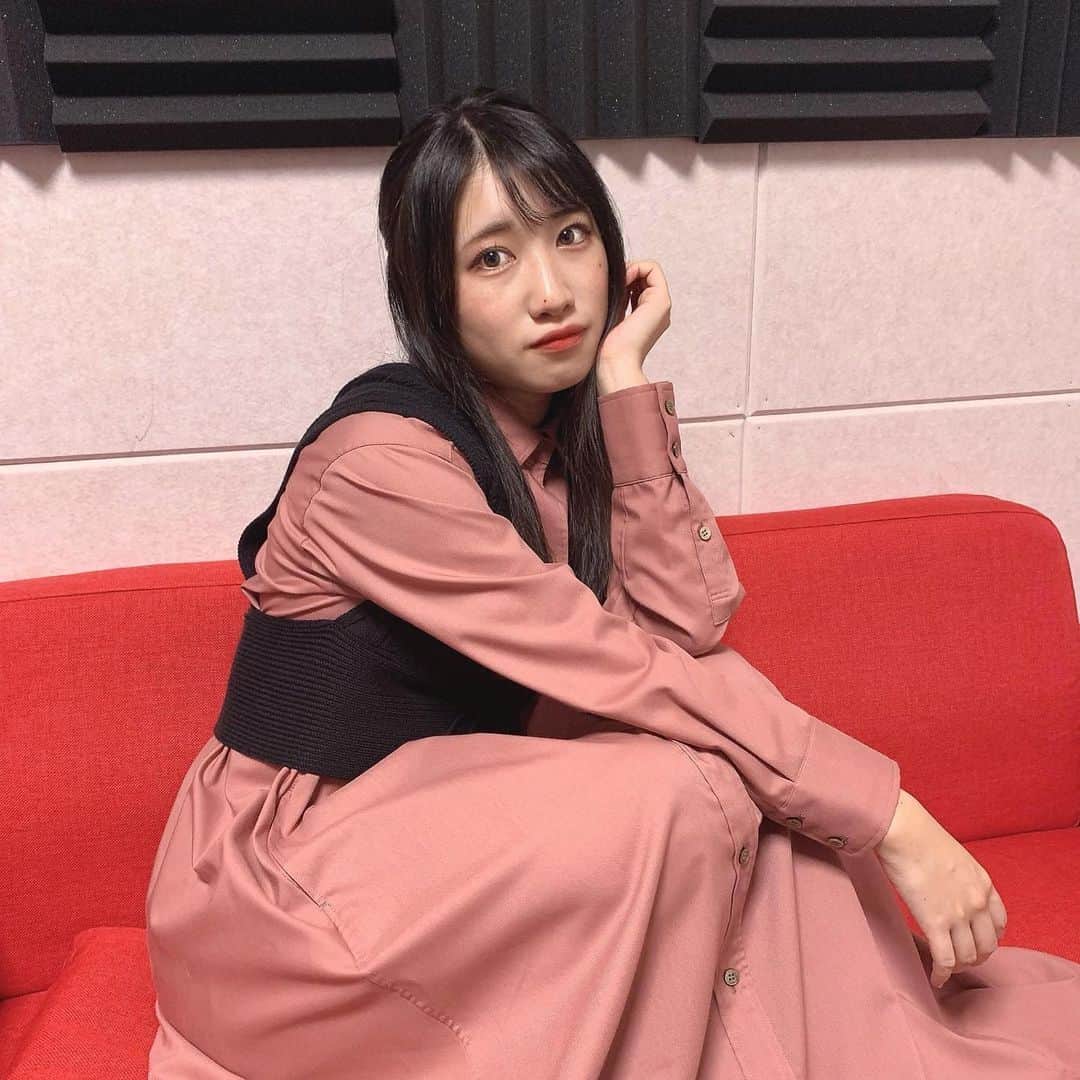 のインスタグラム：「. 🖤💖  #ootd #珍しくピンク #シャツワンピース #古着屋さんで見つけたよ #ビスチェはGU #GUコーデ」