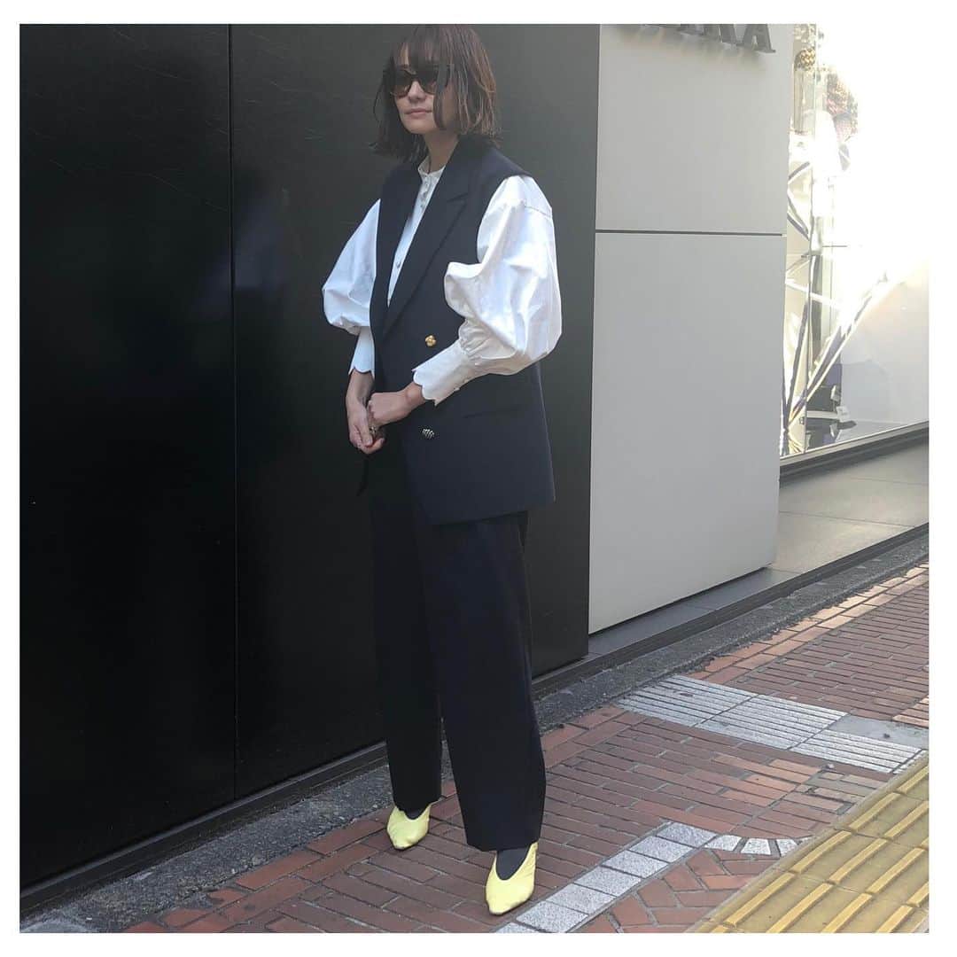 のインスタグラム：「お問い合わせ沢山ありがとうございます😭  ラヴィットで着てたのは　@riko.tokyo_official のブラウスと　@jslessage のジレセットアップです。 ジレはボタンが1個ずつ違うのがお気に入り♡  blouse: #rikotokyo  set up: #jornalstandardlessage  shoes: #bottegaveneta   #着回し #着回しコーデ #ブラウスコーデ  #スカラップ #ジレ」
