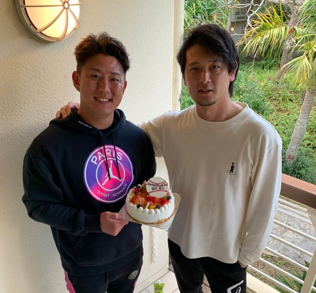 福井優也のインスタグラム：「. 2022.2.8 無事に34歳の誕生日を迎える事が出来ました🤔  今年もチームの為に頑張ります💪  写真はふっくんとわっくんです😎 撮影者は福山サブ🥷  JA共済連広島中村本部長ケーキいつもありがとうございます🙇‍♂️  ※ 撮影時だけマスクを取りました😷  #rakuteneagles #涌井秀章 #福井優也 #福山博之」