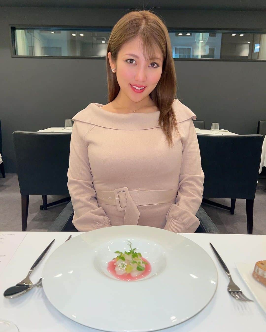 神谷麻美さんのインスタグラム写真 - (神谷麻美Instagram)「#イタリアン ディナーコース食べたよ🥰🥂💕✨  前菜からデザートまで、どれも全部美味しすぎましたぁ🥰💖✨ 見た目も可愛いくて、 #エディブルフラワー いっぱい飾ってあって、素敵でした🥰🌸  柿のジェラート美味しすぎました🥰🍨💖  イカのピンクのソース、素敵🥰🌸💕 鹿のお肉もやわらかった🥰💕✨  個室もあって、 みなとみらい、横浜駅も近くて良い場所にありました💖🎡💫✨   #リスペット 🧚‍♂️💕 #横浜レストラン #横浜イタリアン #横浜グルメ  #戸部ディナー #本場イタリアン #横浜ディナー」2月8日 17時51分 - asamice428