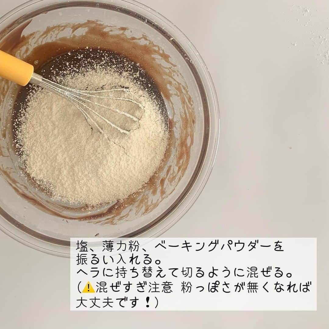 R i R y (リリー)さんのインスタグラム写真 - (R i R y (リリー)Instagram)「『 オレオブラウニーレシピ🥛🤎�』　　  簡単に作れるオレオブラウニー🍫 レシピもあるのでぜひ作ってみてください♡♡  バターは無塩がいいみたいです🧈 ✴︎---------------✴︎---------------✴︎� � ▶▶掲載する写真を募集中📸� カワイイ写真が撮れたら、@velle.jp をタグ付けするか、ハッシュタグ #velle_jp をつけて投稿してみてね♪� � velle編集部と一緒にカワイイで溢れるvelleを創っていこう😚🤍  ✴︎---------------✴︎---------------✴︎� #手作りブラウニー #クッキーブラウニー #ブラウニー #バレンタイン #焼き菓子 #手作りお菓子 #クッキングラム #パティシエカメラ部 #ロータスクッキー #ロータスビスケット #おうちカフェ #おうち時間  #チョコブラウニー　#バレンタイン手作り #オレオブラウニー #オレオ #お菓子作り #お菓子作り記録 #バレンタイン #ブラウニー #手作りお菓子 #キャラスイーツ #お菓子作り初心者 #手作りバレンタイン #チョコスイーツ #手作りブラウニー #バレンタインチョコ」2月8日 18時00分 - velle.jp