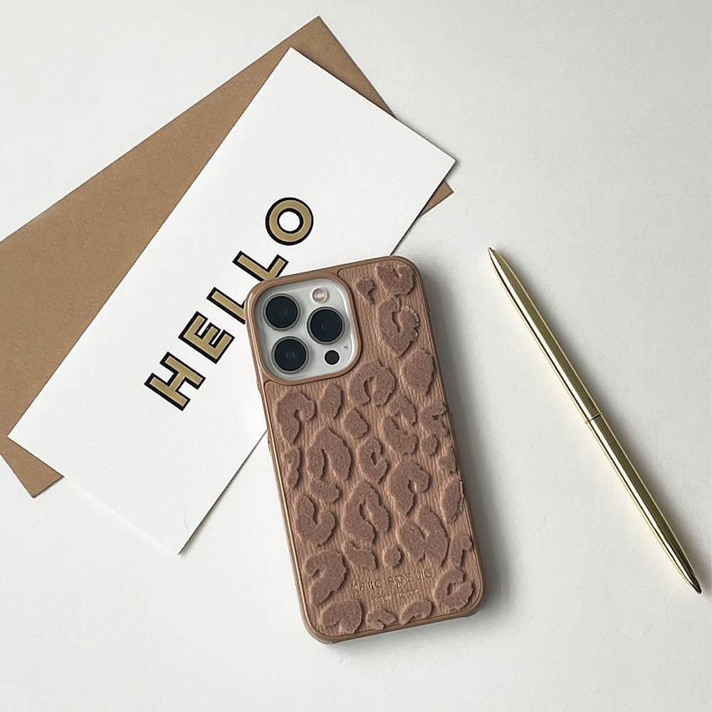 caseplayのインスタグラム：「Kate Spade New York   iPhone 13Pro  Wrap case  冬にオススメケース登場♪  人気のあるKate Spade New Yorkから イチオシの冬デザインのケースをご紹介！  珍しいカラー・デザイン・素材で スタイリングされたケースです。 冬には欠かせないカラー。  かわいくて毎日が楽しくなる とっておきのスマホケースです。  〇詳細はトップページリンクより 公式ONLINE SHOPでご覧ください → @fox.inc_store   ~~~~~~~~~~~~~~~~~~~~~~~~  Wrap case COLOR：Leopard Flocked Light Fawn/Gold Sticker Logo JAN：4573565890288 PRICE：￥6,600- in tax 対応機種：iPhone13pro  その他機種のご用意もあります◎ プロフィールからチェックし → @fox.inc_store  ※機種によって、お取り扱いしていないカラーがございます。  ************************** #iPhoneケース #オシャレケース #冬カラー  #スマホケース #iphone13pro  #もふもふ  #katespadenewyork  #ケイトスペードニューヨーク  #ネットショッピング」