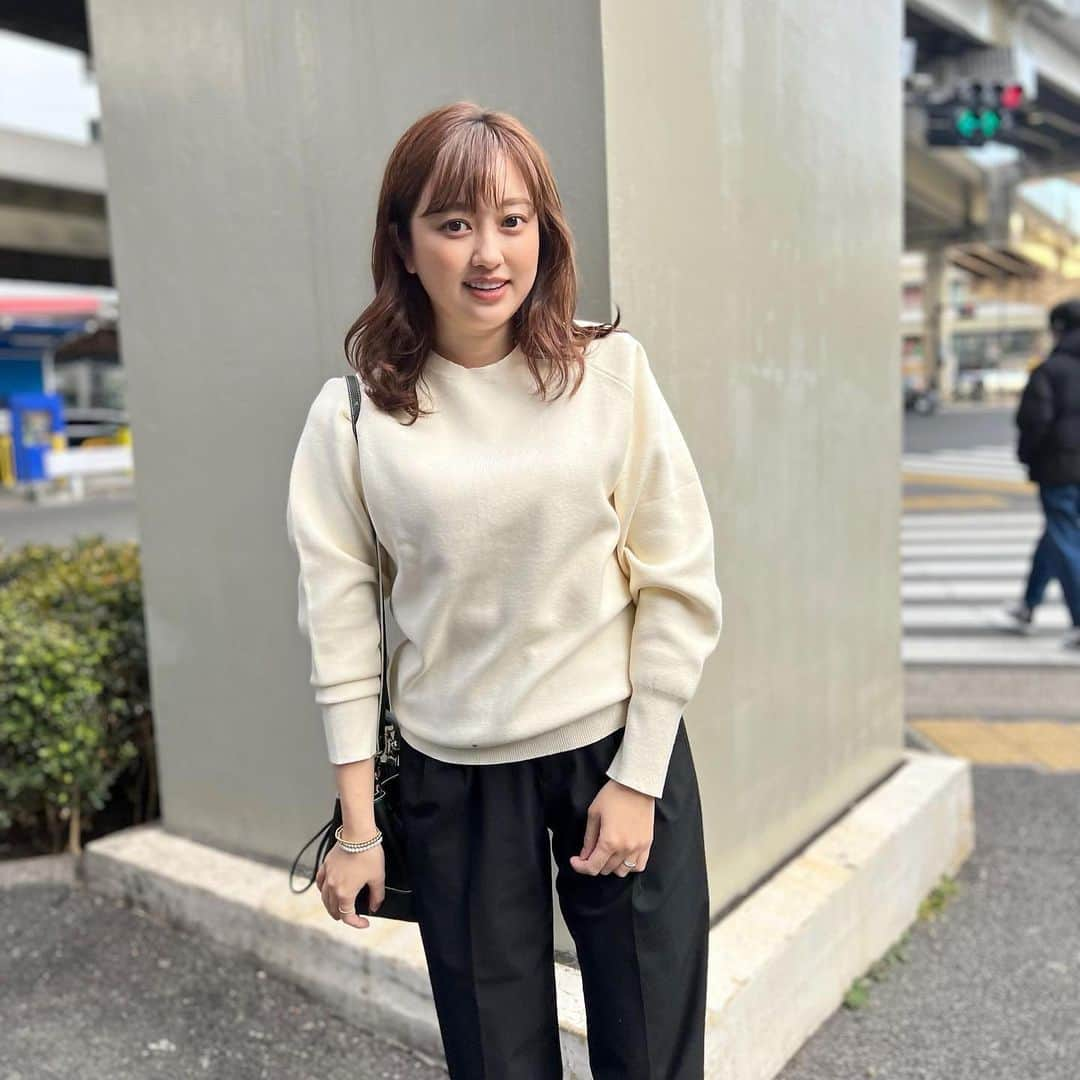 菊地亜美さんのインスタグラム写真 - (菊地亜美Instagram)「. iPhone13proに変えたので、仕事終わりに謎にスナップ風。 麻布十番の交差点というチョイス。笑  トップスは @urs_official の #スウェットライクニット 🧶  シンプルで程よく厚みのある生地で、着心地も良い感じです🤎  さてと今日も韓国ドラマを観て寝よう📺🤍  #urs #ユアーズ #urs_styling #urs_official #タイアップ #大人コーデ #高見えコーデ #きれいめコーデ #カジュアル#イエベ春 #骨格ストレート」2月8日 18時28分 - amikikuchi0905