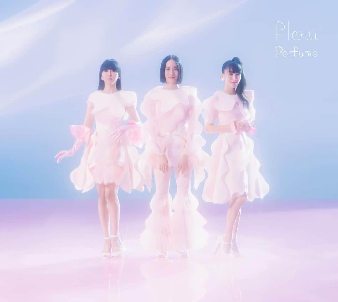 Perfumeさんのインスタグラム写真 - (PerfumeInstagram)「3/9(水)発売 New Single 「Flow」 ジャケット写真を公開☁️✨  ▼初回限定盤に付属するのは👀 ❄️特典グッズ「Flow オリジナル特製付箋」☁️📝 ❄️下記を収録の特典Disc💿  ❄︎マワルカガミ (polygon wave live ver.)@Perfume LIVE 2021 [polygon wave] -New Edit-  ❄︎Perfume View -Perfume LIVE 2022 [polygon wave]-  ご予約はプロフィールのリンクから！  First look at the new single "Flow" covers! ☁️  Limited edition in slip case comes with a special Flow sticky note ☁️and bonus Blu-ray/DVD💿  Bonus Blu-ray/DVD includes: ❄️Live performance footage of “Mawaru Kagami” from “Perfume LIVE 2021 [polygon wave] “  ❄️”Perfume View -Perfume LIVE 2022 [polygon wave]-“ which each of Perfume members shot each other at backstage of “Perfume LIVE 2022 [polygon wave]” from Jan. 2022!  Make sure to preorder your copy from the link in bio✨  #prfm」2月8日 18時31分 - prfm_official