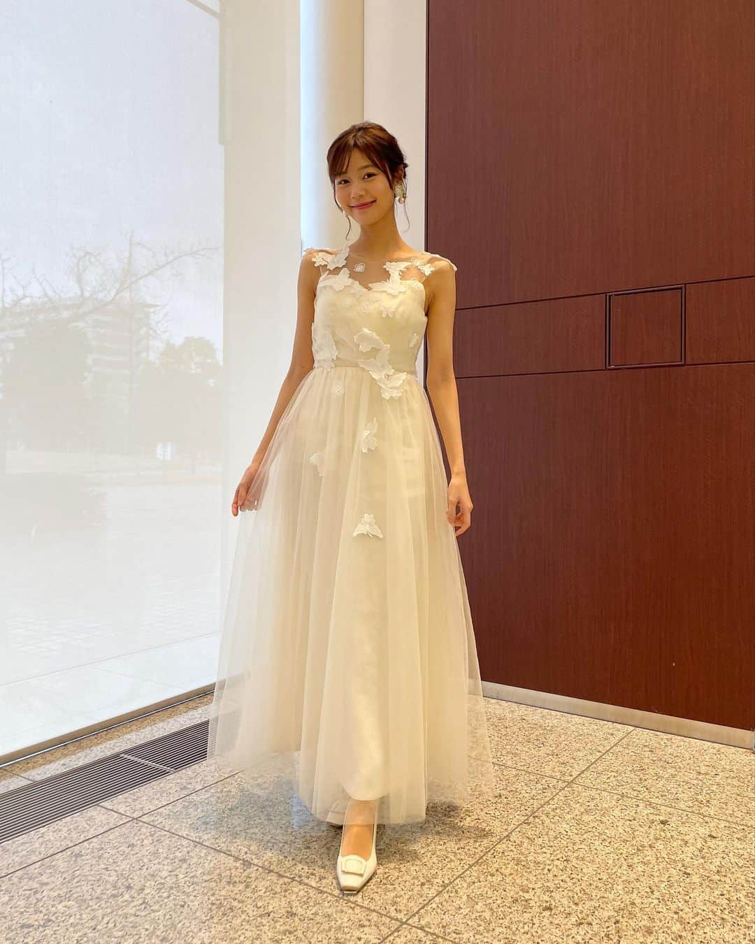 杉浦みずきのインスタグラム：「. TEPPENの時のドレス🤍 胸元の蝶々が可愛いすぎて一目惚れした🦋  ドレス @pachelbel_dress  イヤリング @dress_benedetta  パンプス @dianashoespress」