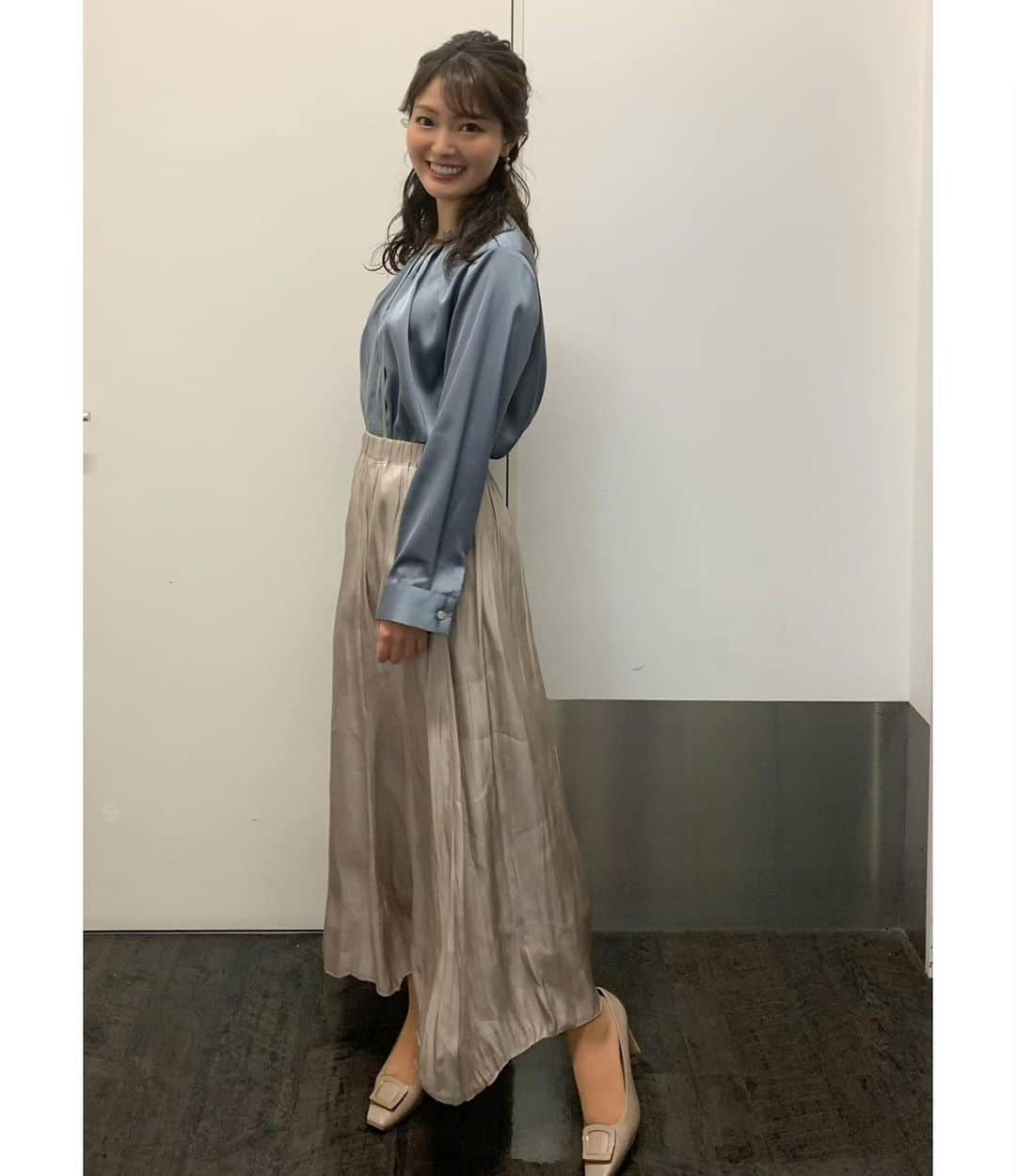 遠野愛さんのインスタグラム写真 - (遠野愛Instagram)「2022.02.08 衣装がサテン生地で可愛かったので写真をたくさん撮っていただきました📸 せっかくなので載せます♪  今週と来週はオリンピック編成でゲームがお休みです！ かわりに？今日19時からのボイスマ聴いてください📻 ストーリーにURL貼っています✨  ちなみに今日から３日間はnews zeroの差し替えニュースも担当しますので12時ごろまで起きていてください😌笑  #コーデ #めんたいワイド #youtube #サテン #福岡 #アナウンサー #アナウンサー衣装 #春服」2月8日 18時33分 - ai.tono_fbs