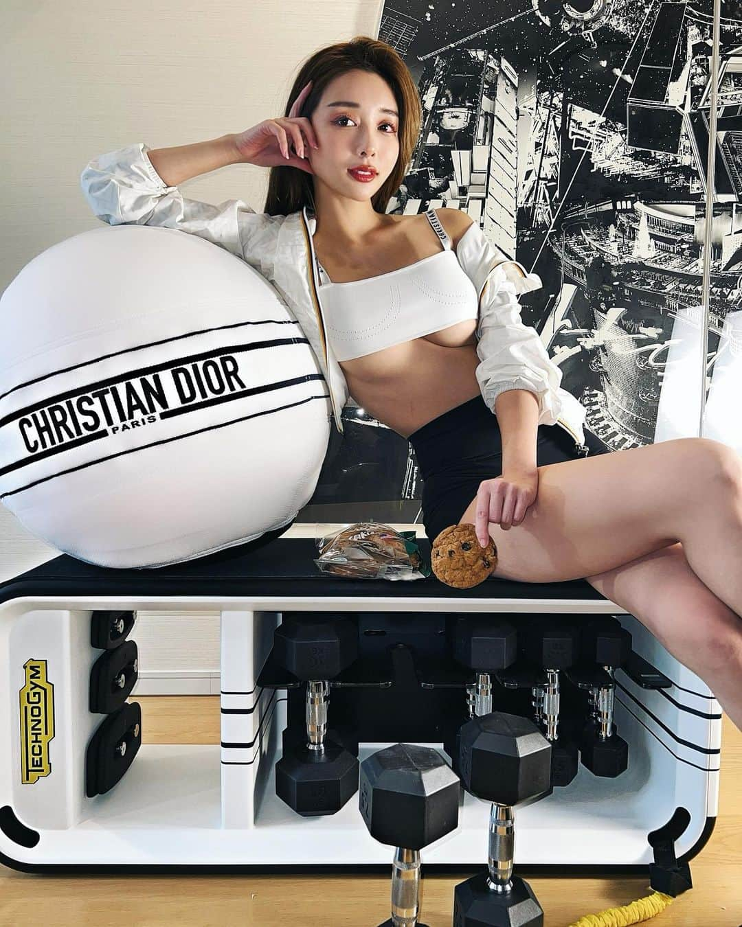 濱野りれさんのインスタグラム写真 - (濱野りれInstagram)「@dior x @technogym  I cannot help eating cookie, so i was motivated to workout with adorable training equipments!!🤗 Want to work out together in my house😘❔  可愛いトレーニング機材でモチベ上げる🍪❤️  #dior #christiandior #diortechnogym #technogym #homedecor #homedesign #homedecoration #interiordesign #hometraining #trainingmotivation #training #ディオール #テクノジム」2月8日 18時34分 - riregram