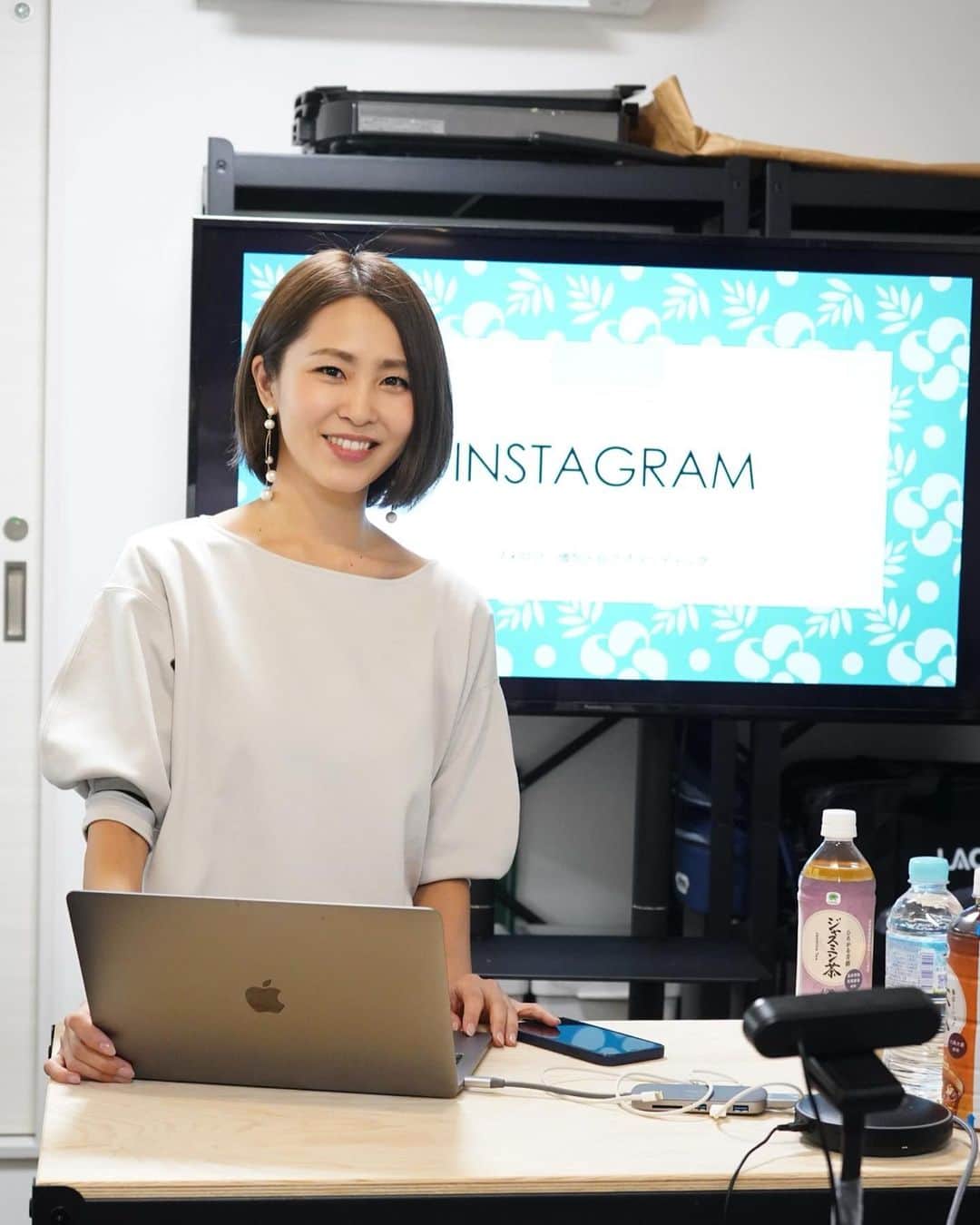 のインスタグラム：「こんばんは😃  今日は久しぶりに企業様でSNS講座を させていただきました。  ご依頼ベースですが、数年前から ときどきこのようなお仕事も させていただいています☺️  今回はInstagramでのフォロワー増加と セルフブランディングのご依頼でしたが、 使い方の基礎から応用、集客、 ブランディング、PRなど わたしの経験を基にお話しできることは 何でもできる限り対応させていただいています。 少しでも何かのお役に立てれば嬉しいです😊  ありがとうございました！  #SNS講座 #坂元シゴト」
