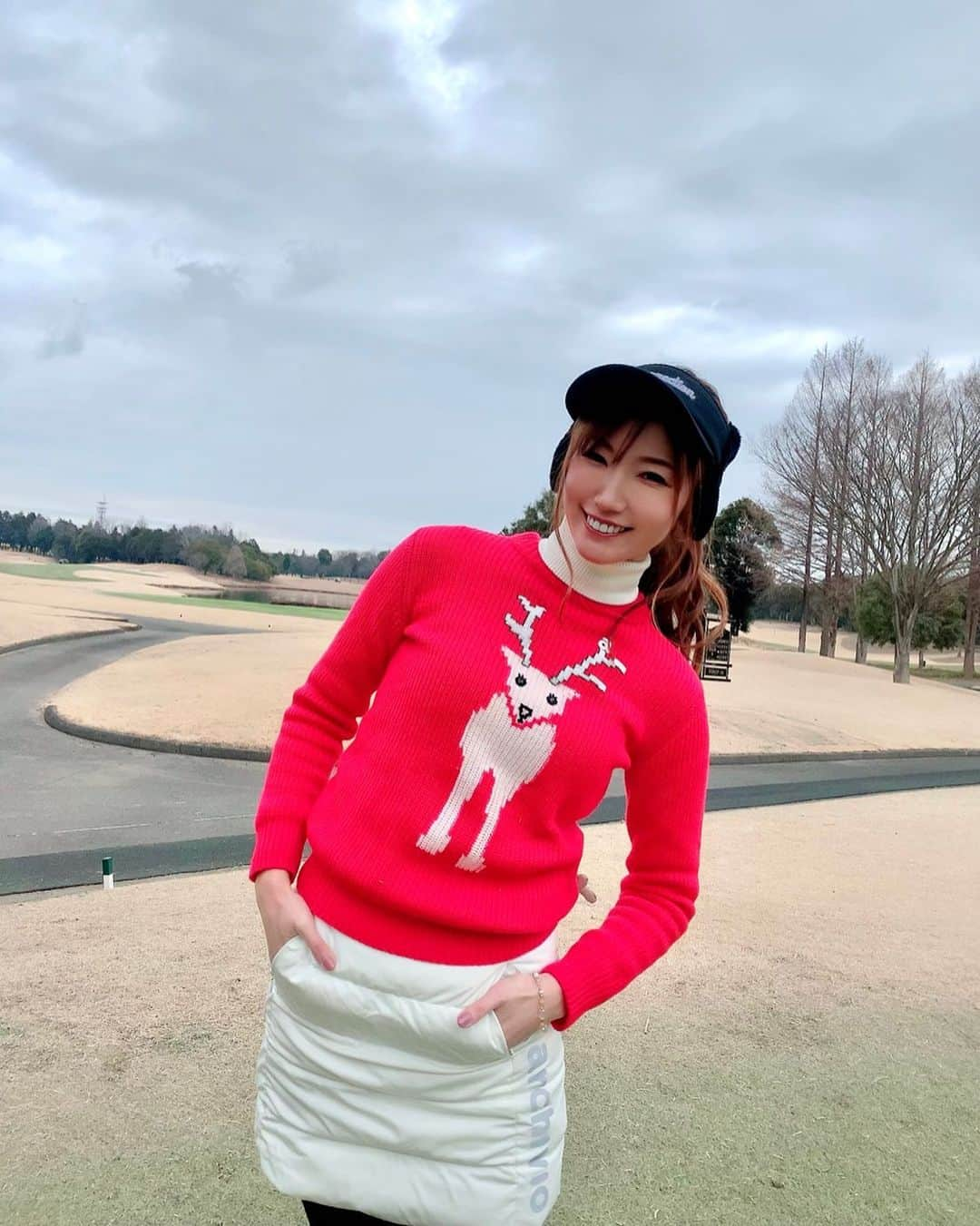 美波千夏さんのインスタグラム写真 - (美波千夏Instagram)「. 今日は1ヶ月ぶりのラウンド⛳️💓 途中雪が降ったけど風がなくて全く寒くなかった☃️💓  最近アイアンの調子がすこぶる悪い＆寒いでなかなか行けてなかったラウンド🏌️‍♀️  最近基礎練頑張ってて、その成果がウッドとユーティリティに出てた🥺❤️ (アイアンの練習してるのにw)  石岡ゴルフクラブのレギュラーから101！ まずまず🥳❤️ 今年はレギュラーから挑戦します！ がんばるぞ❤️‍🔥  ウェアは @archivio.official_online の鹿さんと暖かすぎるスカート💓 バイザーは @resurrection_tokyo の耳が暖かいもこもこバイザー💓」2月8日 19時03分 - chinatsu_minami