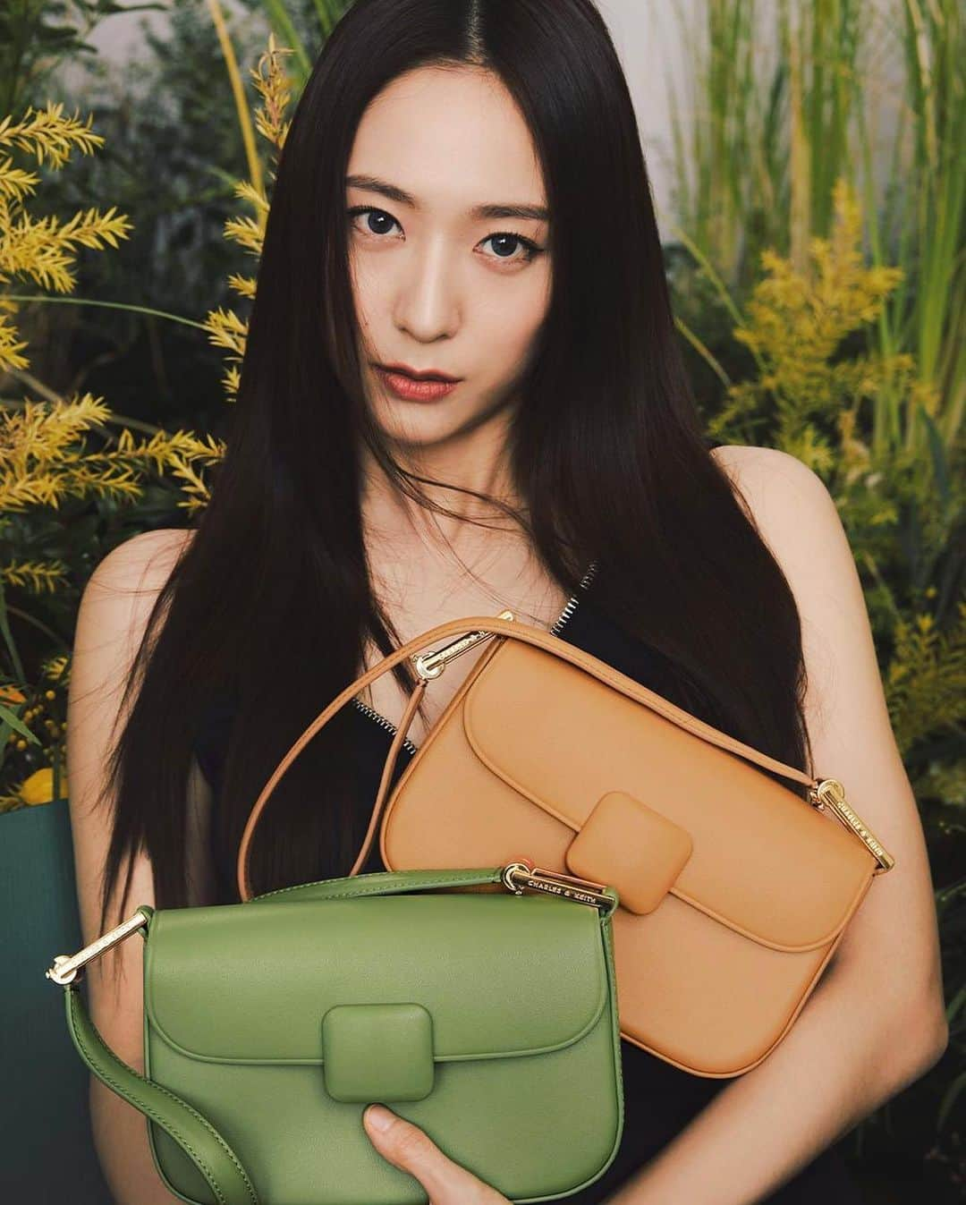 クリスタルのインスタグラム：「@charleskeithofficial #CharlesKeithSS22 campaign 🌸 #KrystalxCharlesKeith #ImwithCharlesKeith」