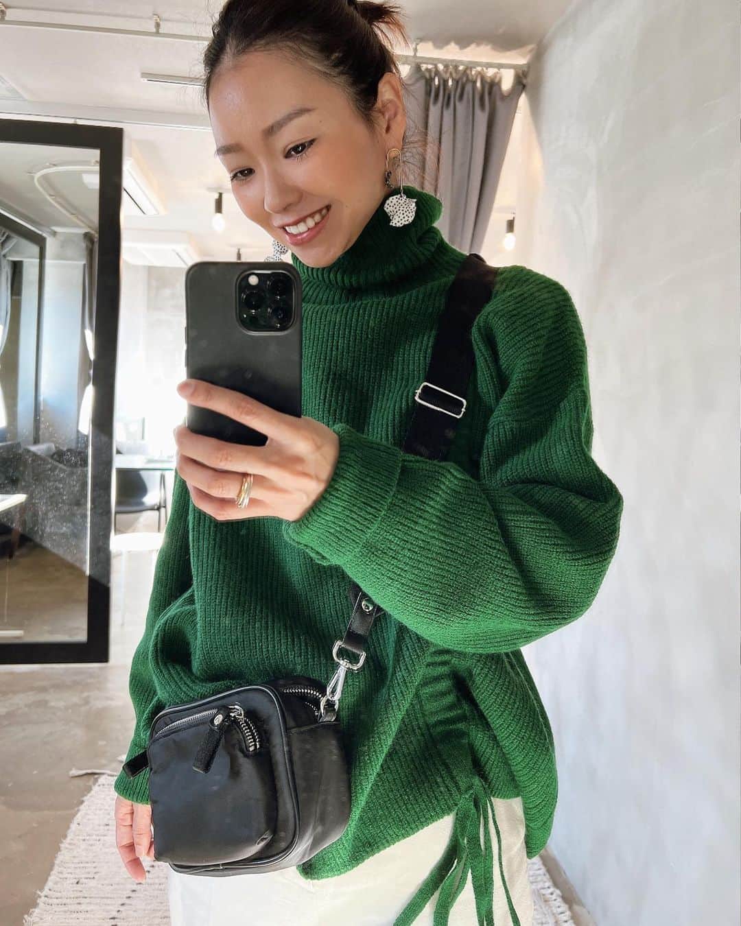服部由紀子のインスタグラム：「頂いたなんとも言えない絶妙な色のセーター。  流行りのグリーンだけど、 深くて長く使える色。  首周りのたぽんとしたボリューム感も好き。  ドットのピアスと相性が良かった 👏  冬でも白のパンツ履くの好き。  この後、タレを落として絶叫する前。笑  knit → blanks pants & coat →  chaos shoes →  alexanderwang accessory →  @fio_da_aranha  thanks blanks」
