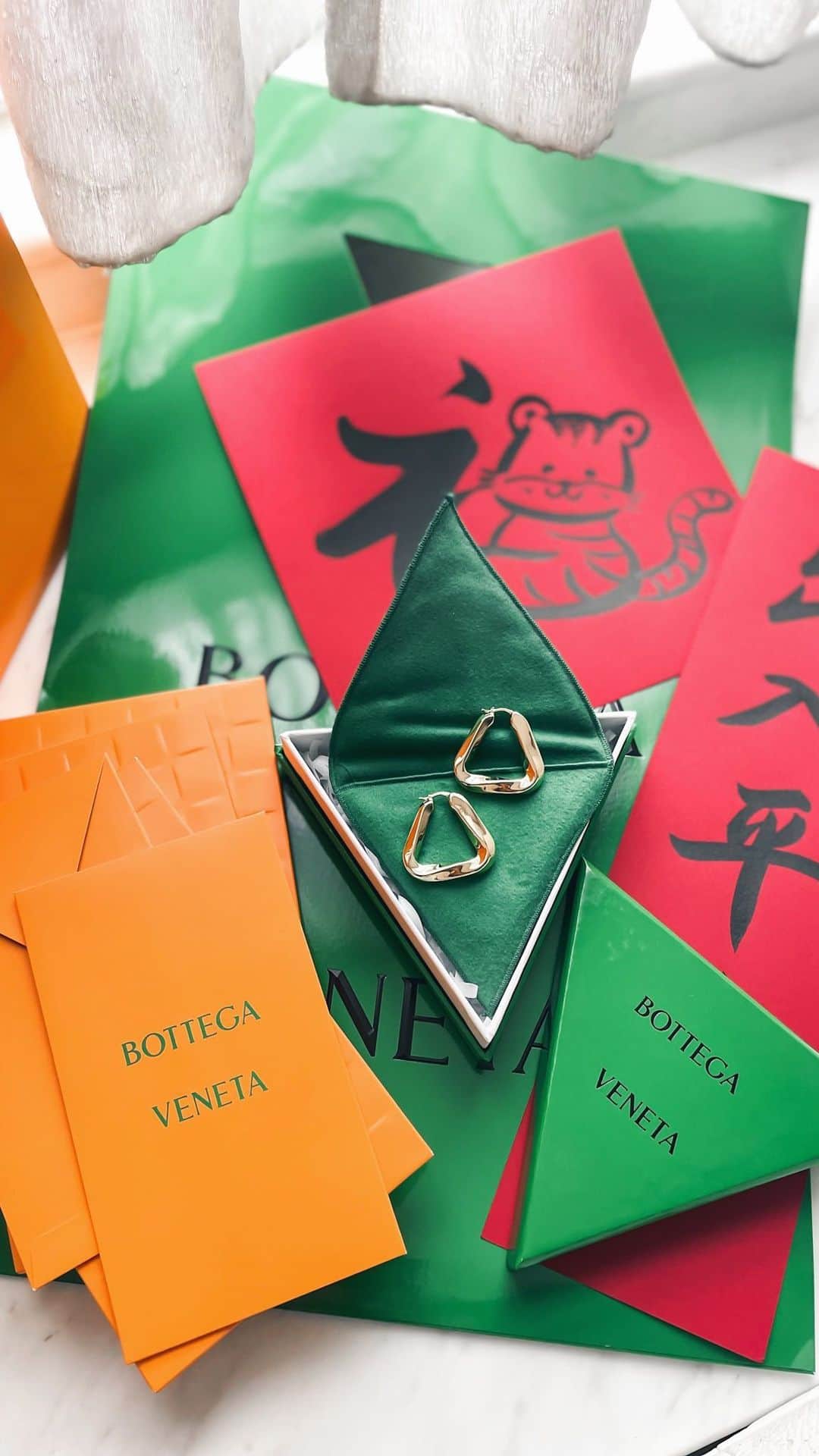 Ruby Kwanのインスタグラム：「Alright! 🙈 I need an #unboxing to brighten up my day. Something orange and green. 🧡💚 #bottegaveneta #rougeclosetunboxing」