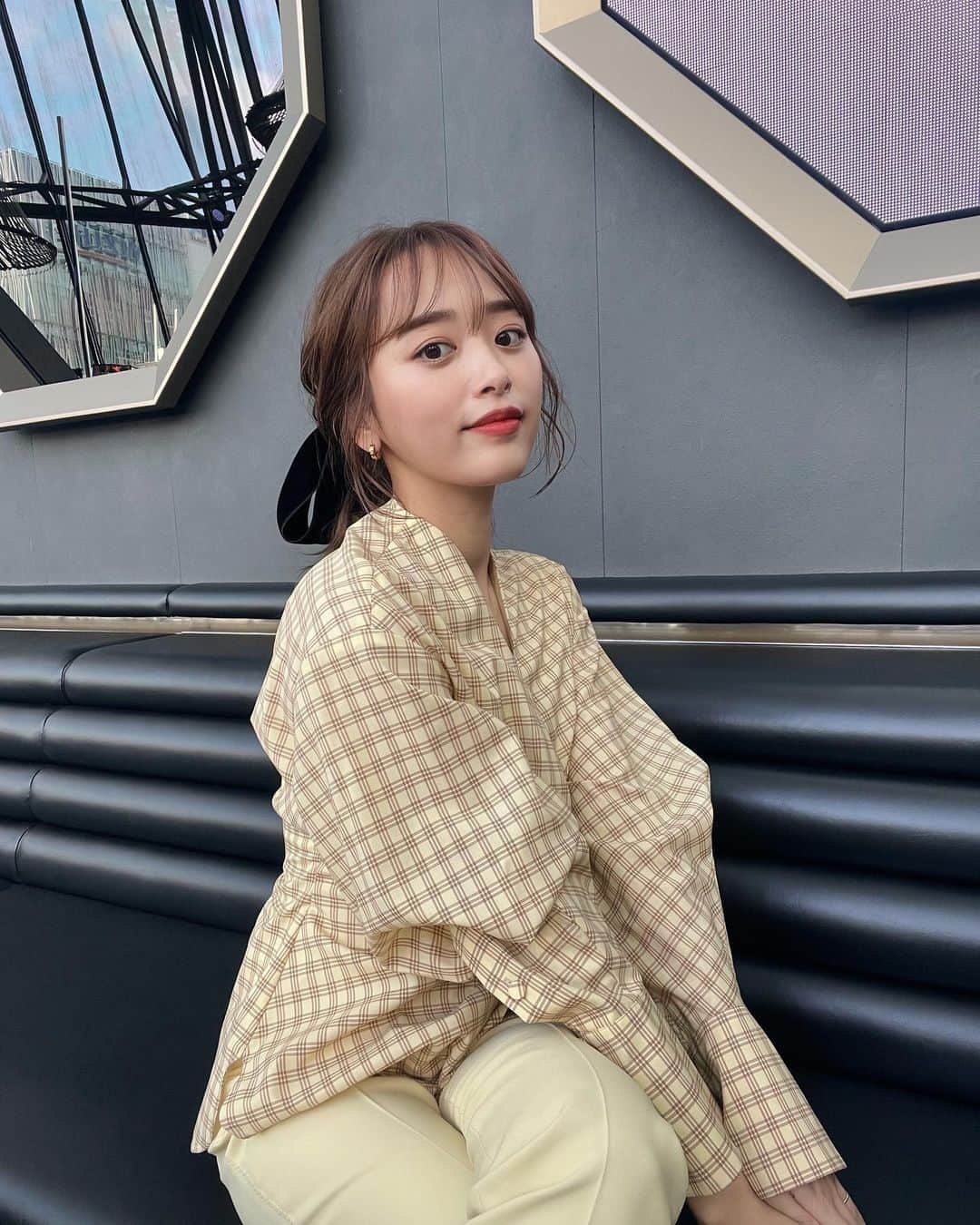 近藤千尋のインスタグラム：「今日はとある広告のお仕事でした💖 また嬉しいお知らせが出来そう☺️ 衣装はもう春服🌸🍋 おっきいリボンは ヘアメイクさんの私物です✨  📱いじってるとき よくニヤニヤしてると言われるよ。笑 後で私服も更新していいかなぁ？笑🥰」