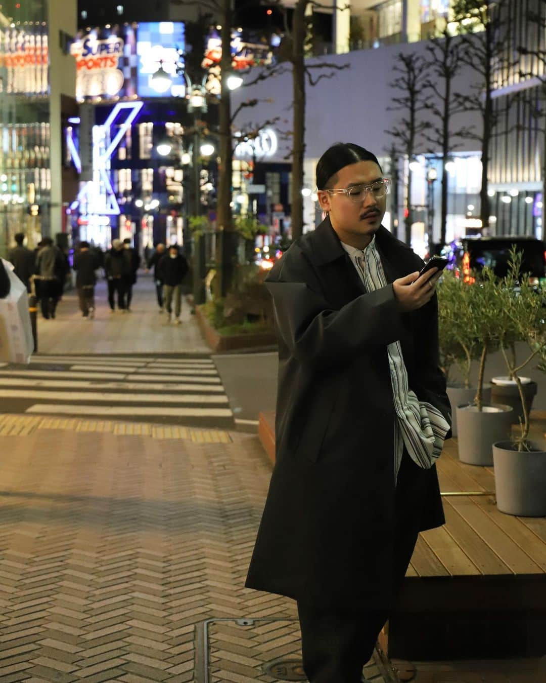 FREAK'S STORE渋谷のインスタグラム：「[Men's]  @plusphenix   "Style sample"  SP GORE-TEX COAT No.152-379-0001-0 Col: CHARCOAL,BLACK,NAVY Size: M,L ¥29,700（in tax）  SP GORE-TEX TRACK PANTS No.143-379-0001-0 Col: CHARCOAL,BLACK,NAVY Size: S,M,L ¥14,960（in tax）  ※店舗通販は、お電話にて承っております。 ぜひご利用くださいませ。 ※遠方の方、ご来店が難しいお客様にもお買い物を楽しんでいただけるよう、リモートショッピングも承っております。 詳しくは当店までお問い合わせくださいませ。　  #plusphenix  #freaksstore  #freaksstore_shibuya」