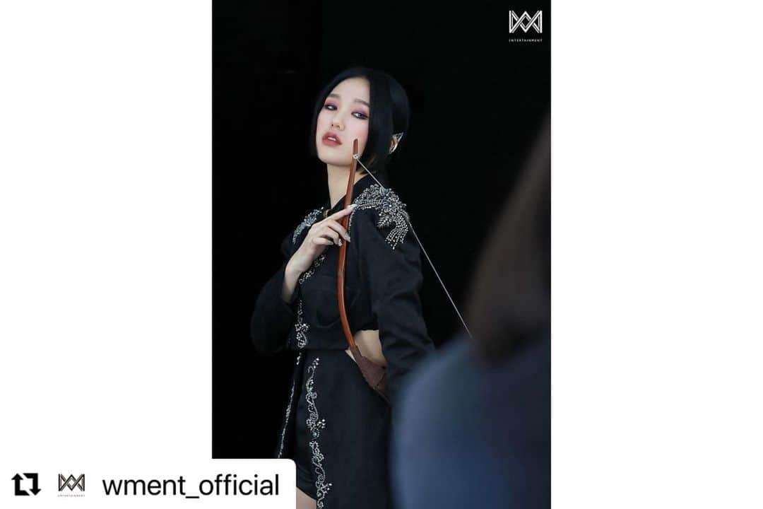 OH MY GIRLさんのインスタグラム写真 - (OH MY GIRLInstagram)「#Repost @wment_official  ・・・ [오마이걸] ‘CROWNED QUEEN’ 오마이걸의 2022 시즌그리팅 촬영 현장 비하인드 포스트 미리보기🔍 ⠀ ➡️ naver.me/54Juzn9S ⠀ 비하인드 스토리는 포스트를 통해 확인해주세요! 🎬 ⠀ #오마이걸 #OHMYGIRL #OMG」2月8日 19時42分 - wm_ohmygirl