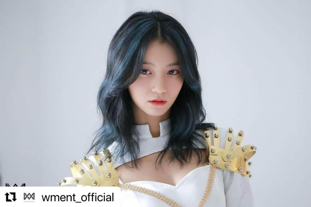 OH MY GIRLさんのインスタグラム写真 - (OH MY GIRLInstagram)「#Repost @wment_official  ・・・ [오마이걸] ‘CROWNED QUEEN’ 오마이걸의 2022 시즌그리팅 촬영 현장 비하인드 포스트 미리보기🔍 ⠀ ➡️ naver.me/54Juzn9S ⠀ 비하인드 스토리는 포스트를 통해 확인해주세요! 🎬 ⠀ #오마이걸 #OHMYGIRL #OMG」2月8日 19時42分 - wm_ohmygirl